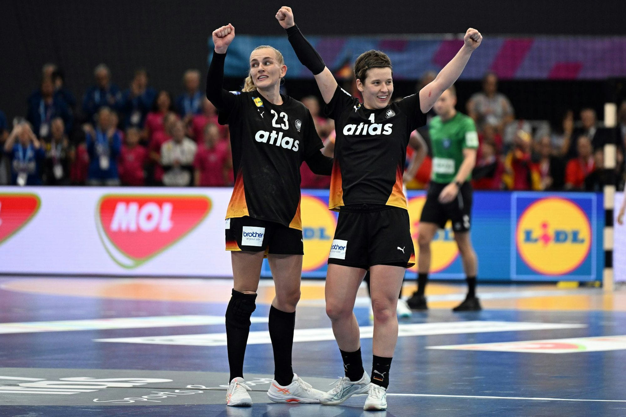 Annika Lott (l) und Alina Grijseels wollen das DHB-Team ins Halbfinale werfen.