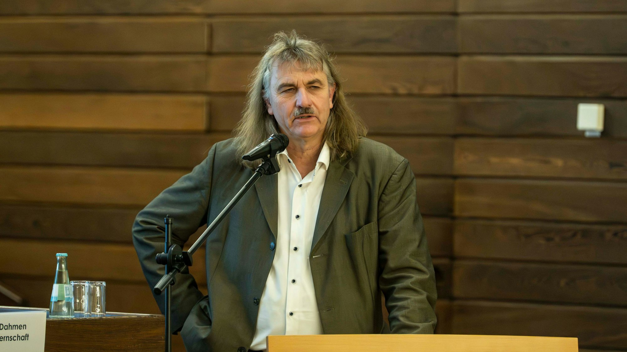 Dr. Josef Tumbrinck steht am Mikrofon.