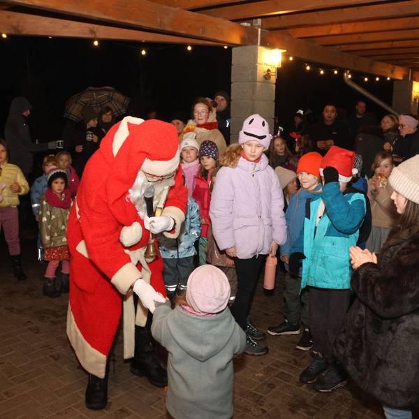Ehrengäste im Vereinshaus der Gemeinschaft „Dö-Stie-Bu“ in der Engelskirchener Ortschaft Buschhausen waren der neue Bürgermeister Lukas Miebach – und natürlich auch der Nikolaus.