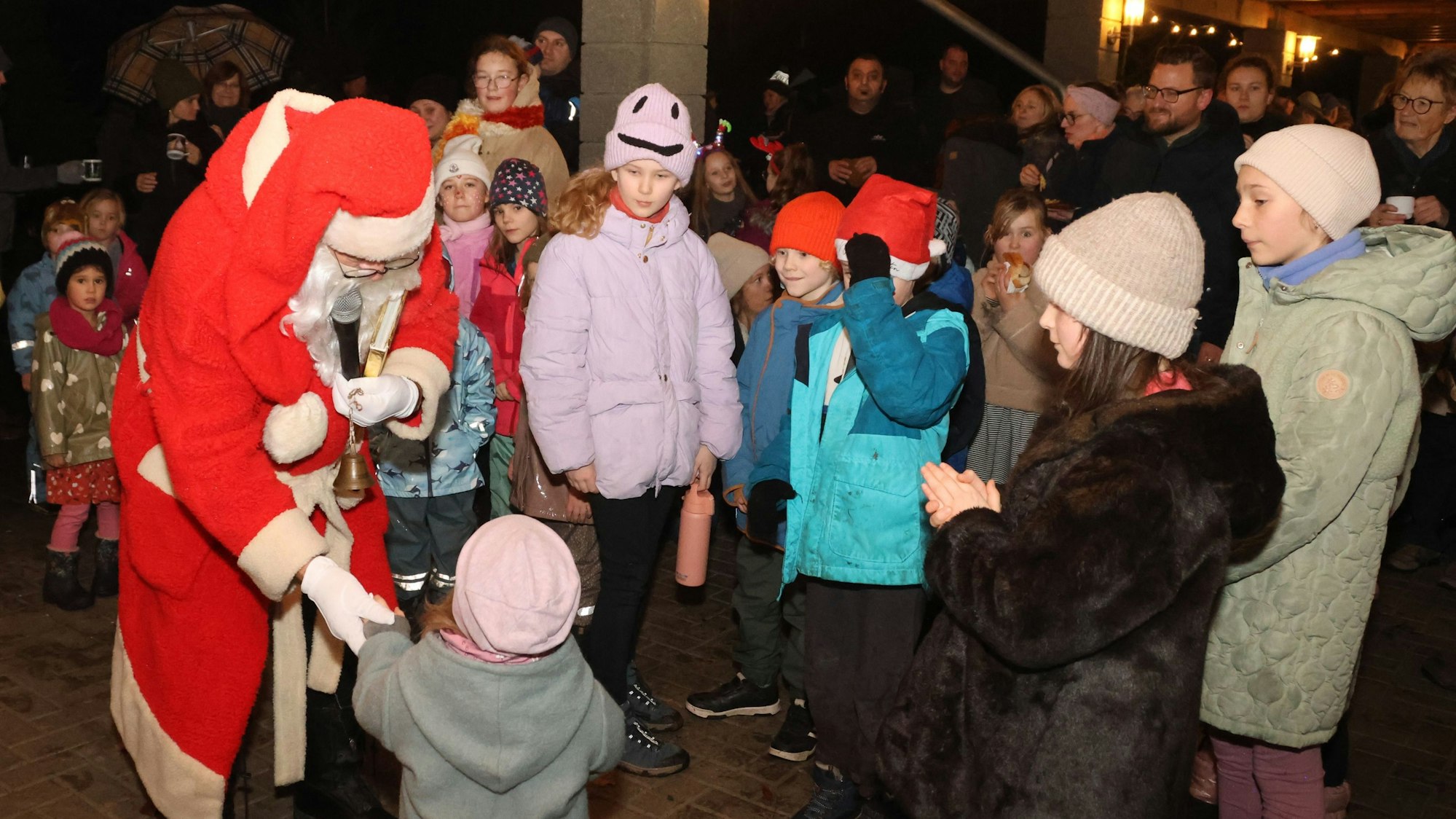 Ehrengäste im Vereinshaus der Gemeinschaft „Dö-Stie-Bu“ in der Engelskirchener Ortschaft Buschhausen waren der neue Bürgermeister Lukas Miebach – und natürlich auch der Nikolaus.