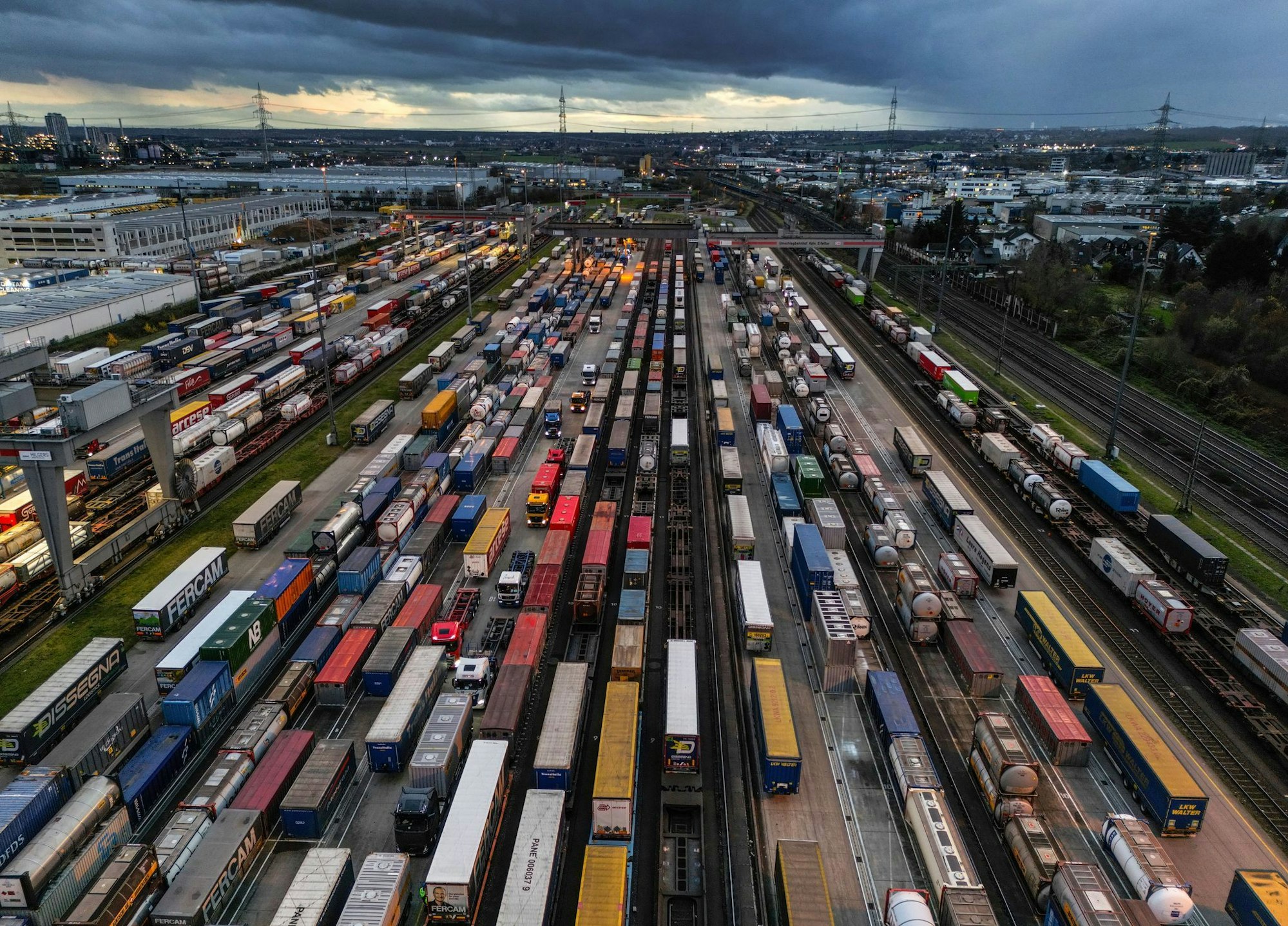 Auf dem Umschlagbahnhof Köln Eifeltor sind am Samstag zwei Menschen bei einem Arbeitsunfall getötet worden. (Archivbild)