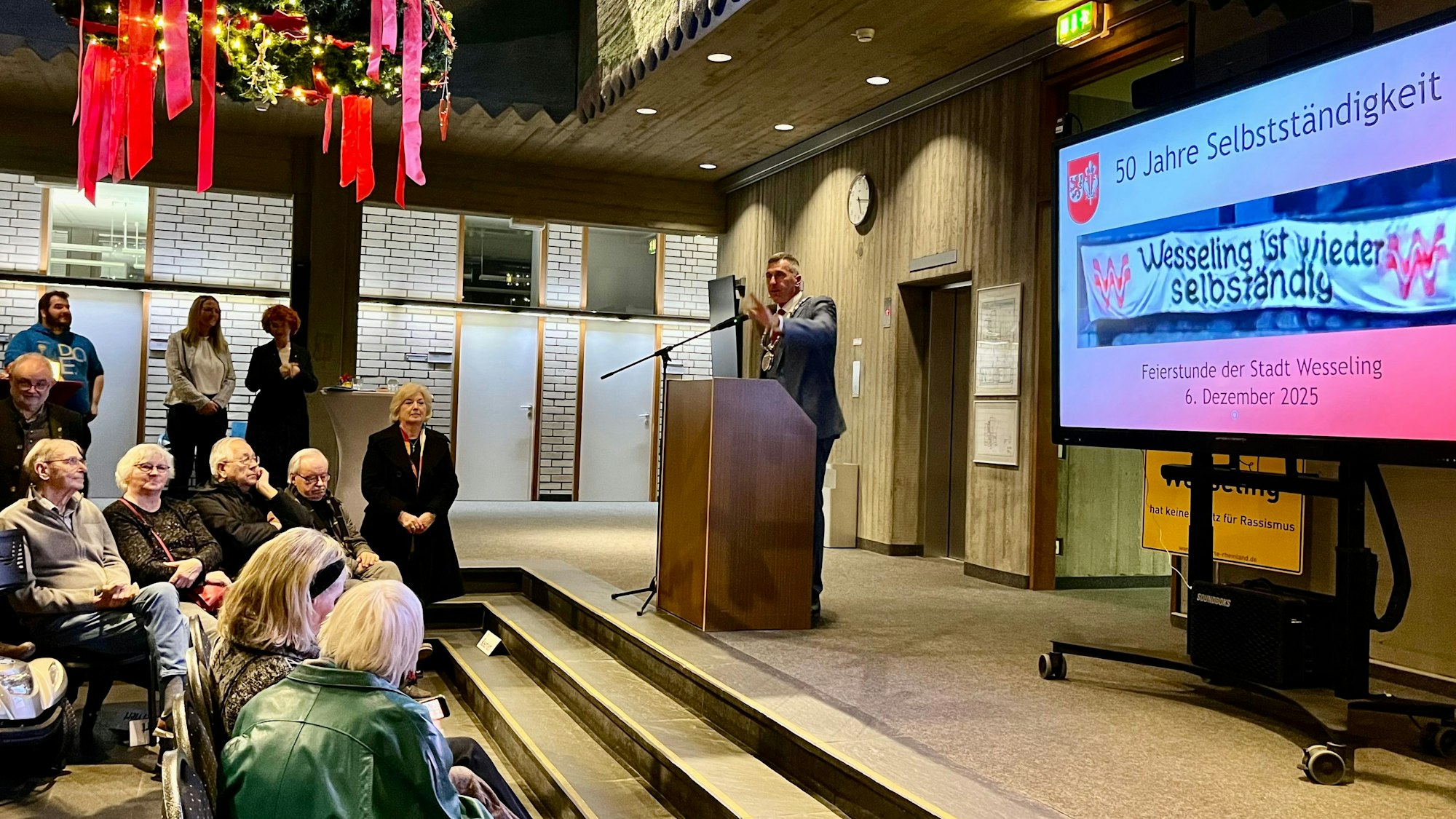 Im Wesselinger Rathaus wurde die Selbstständigkeit der Stadt gefeiert. Sie jährte sich zum 50. Mal. Bürgermeister Ralph Manzke hob deren Bedeutung hervor.
