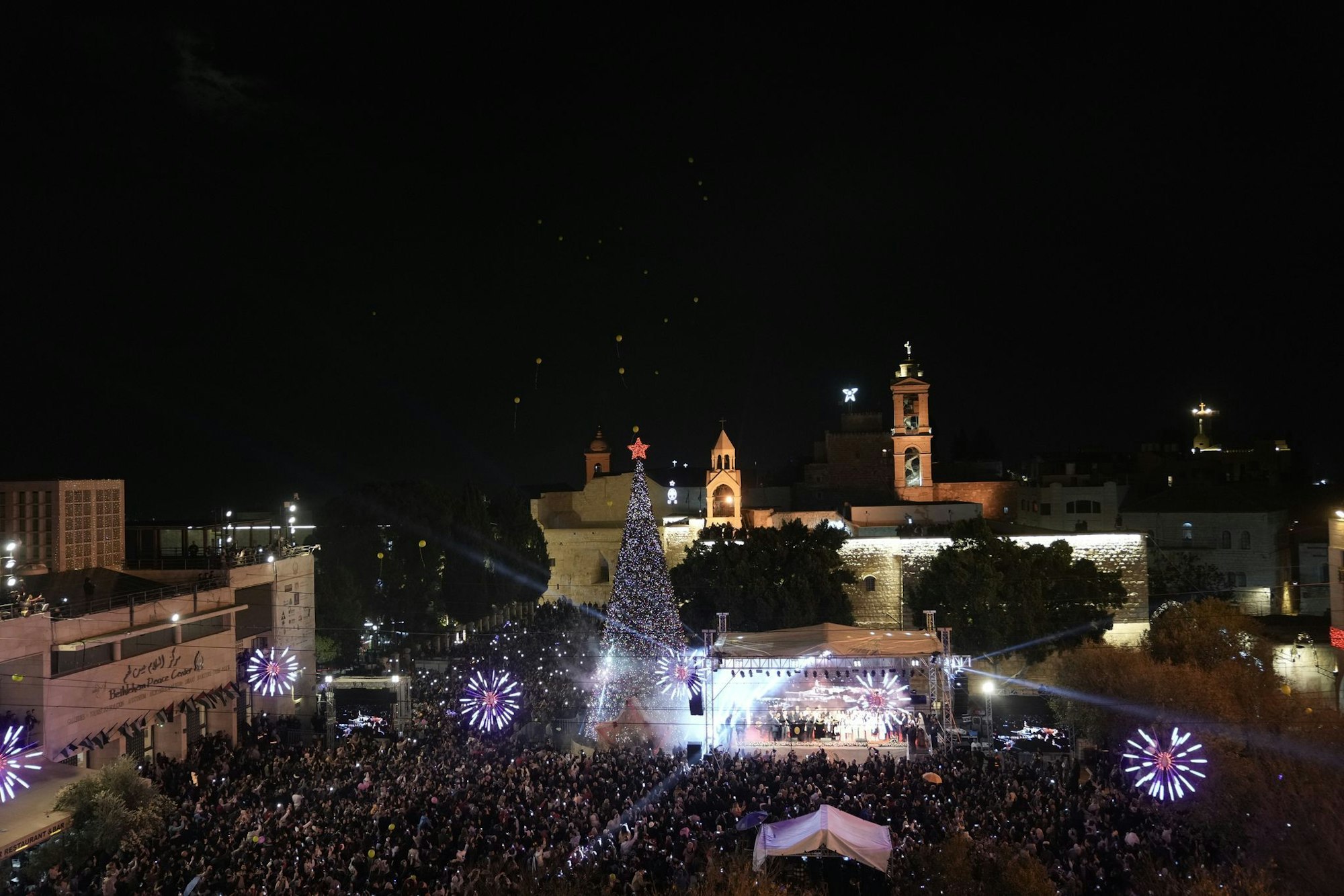 In diesem Jahr steht wieder ein Weihnachtsbaum auf dem Krippenplatz neben der Geburtskirche in der Stadt Bethlehem, die traditionell als Geburtsort von Jesus Christus gilt.