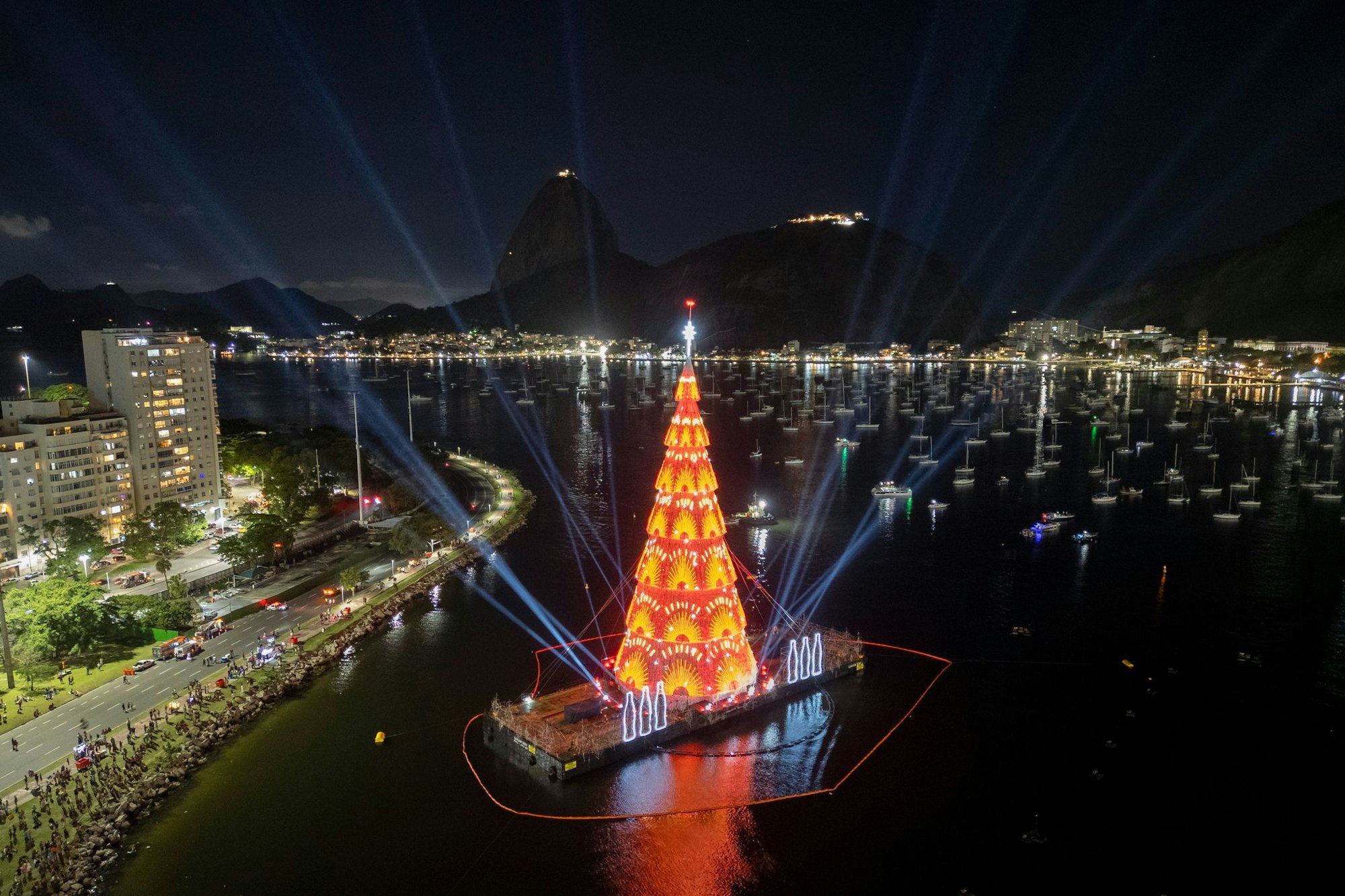 Der schwimmende Weihnachtsbaum am Strand von Botafogo in Rio de Janeiro: Die rund 80 Meter hohe, spektakulär beleuchtete Installation auf dem Wasser gilt als Comeback des berühmten «Flutuante». (Archivbild)