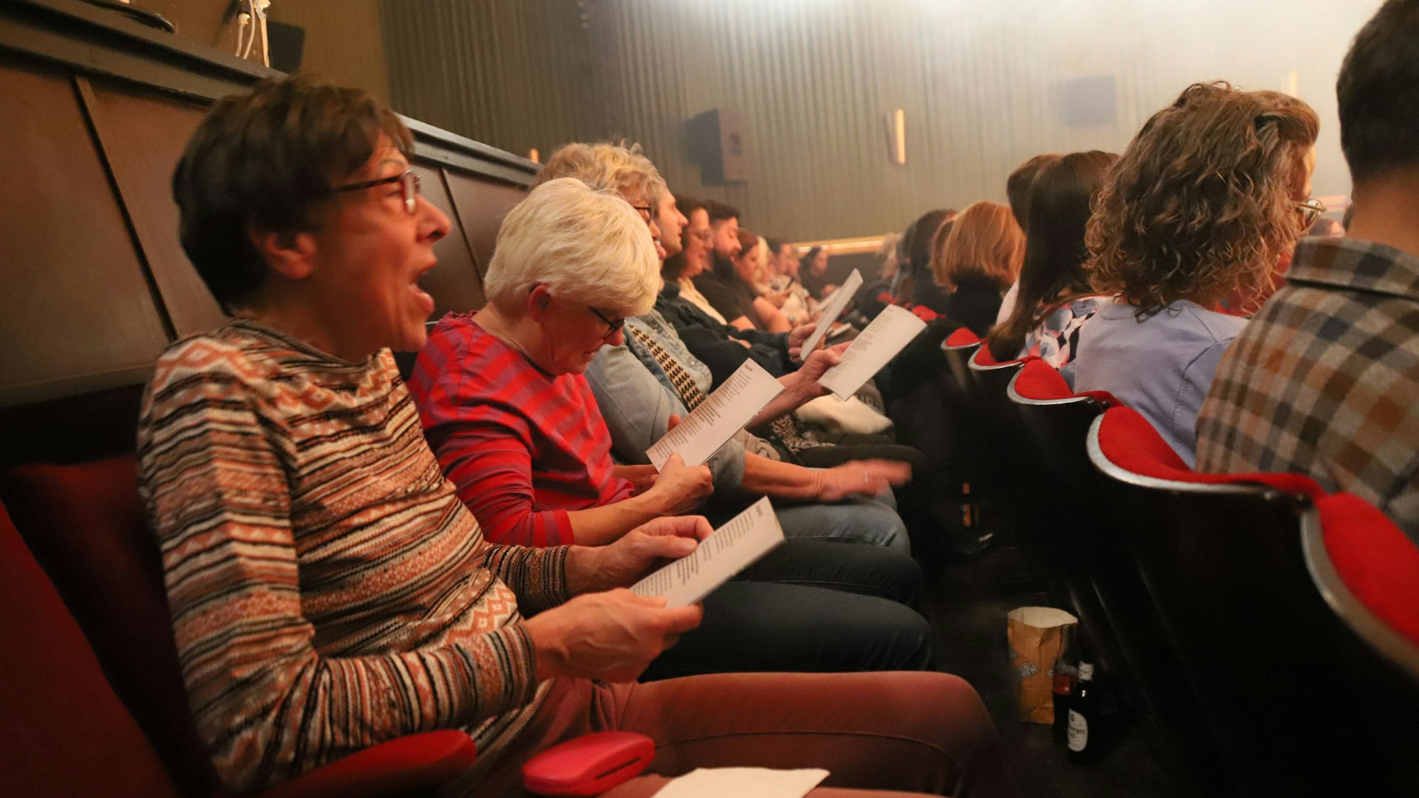 Konzertbesucher beim Mitsingen.