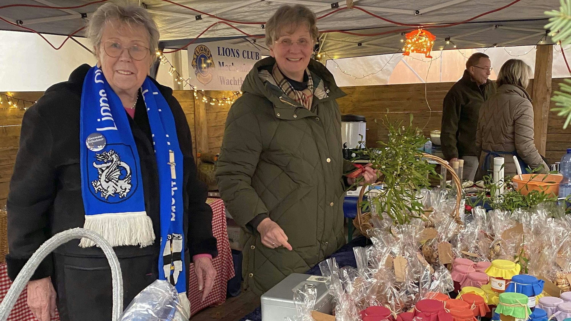 Heike Groß-Gebauer (l.) und die Activity-Beauftragte Angelika Wurm am Stand der Lions.