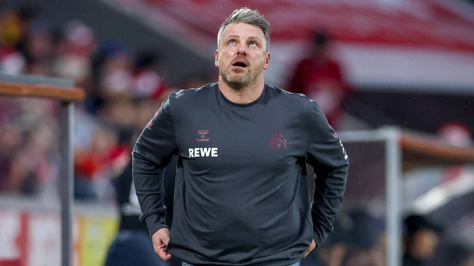 FC-Cheftrainer Lukas Kwasniok kann es nicht glauben, dass sein Team gegen St. Pauli nicht gewinnen konnte.