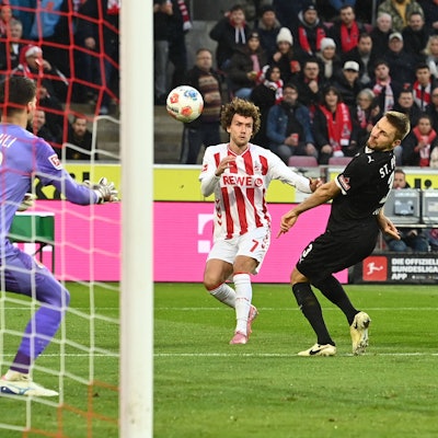 Luca Waldschmidt beim Torschuss gegen St. Pauli.