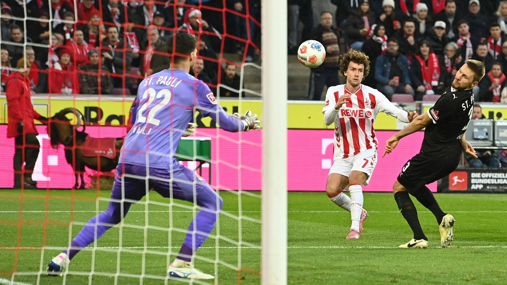 Luca Waldschmidt beim Torschuss gegen St. Pauli.