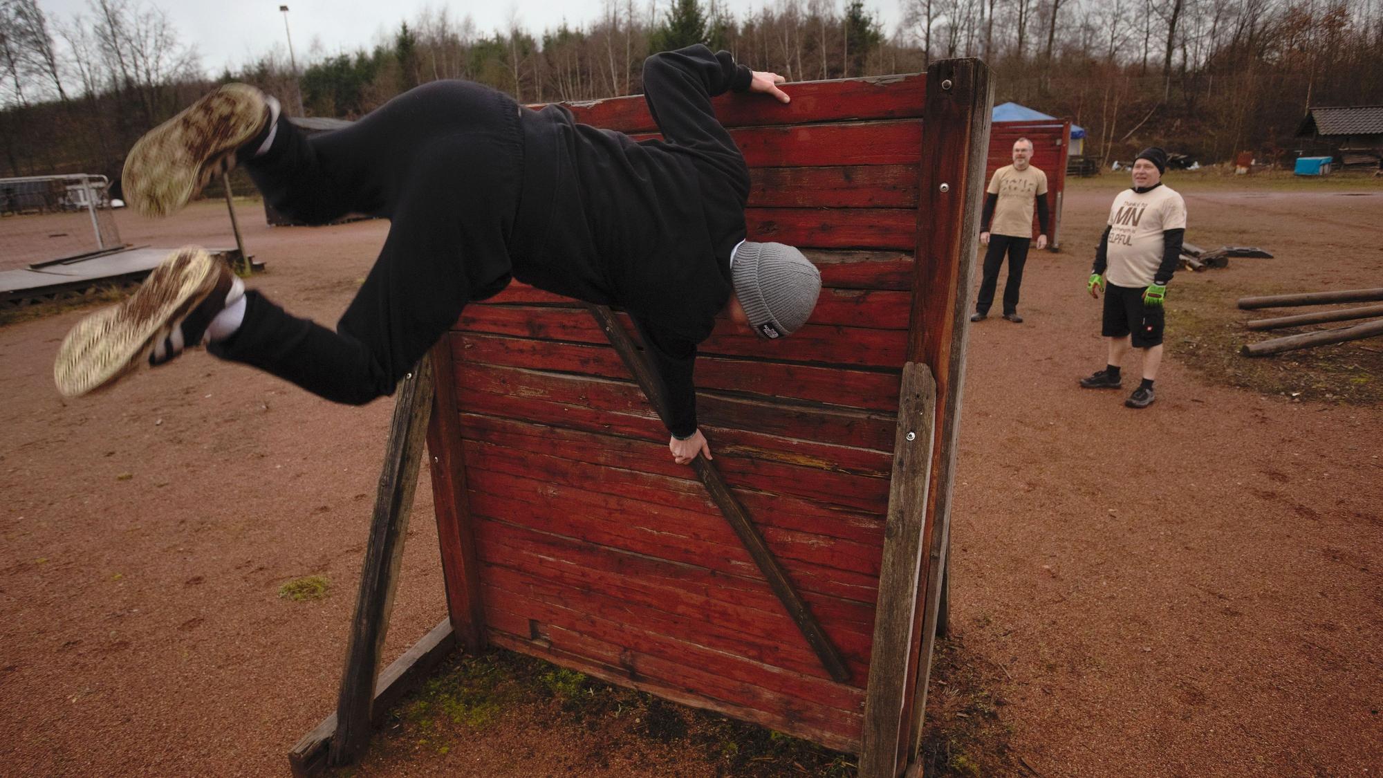 Auch aus Elementen des Parkour-Sports bedient sich die Méthode Naturelle. Eine Holzwand ist für den 15-jährigen Marlo Liehr kein Problem.