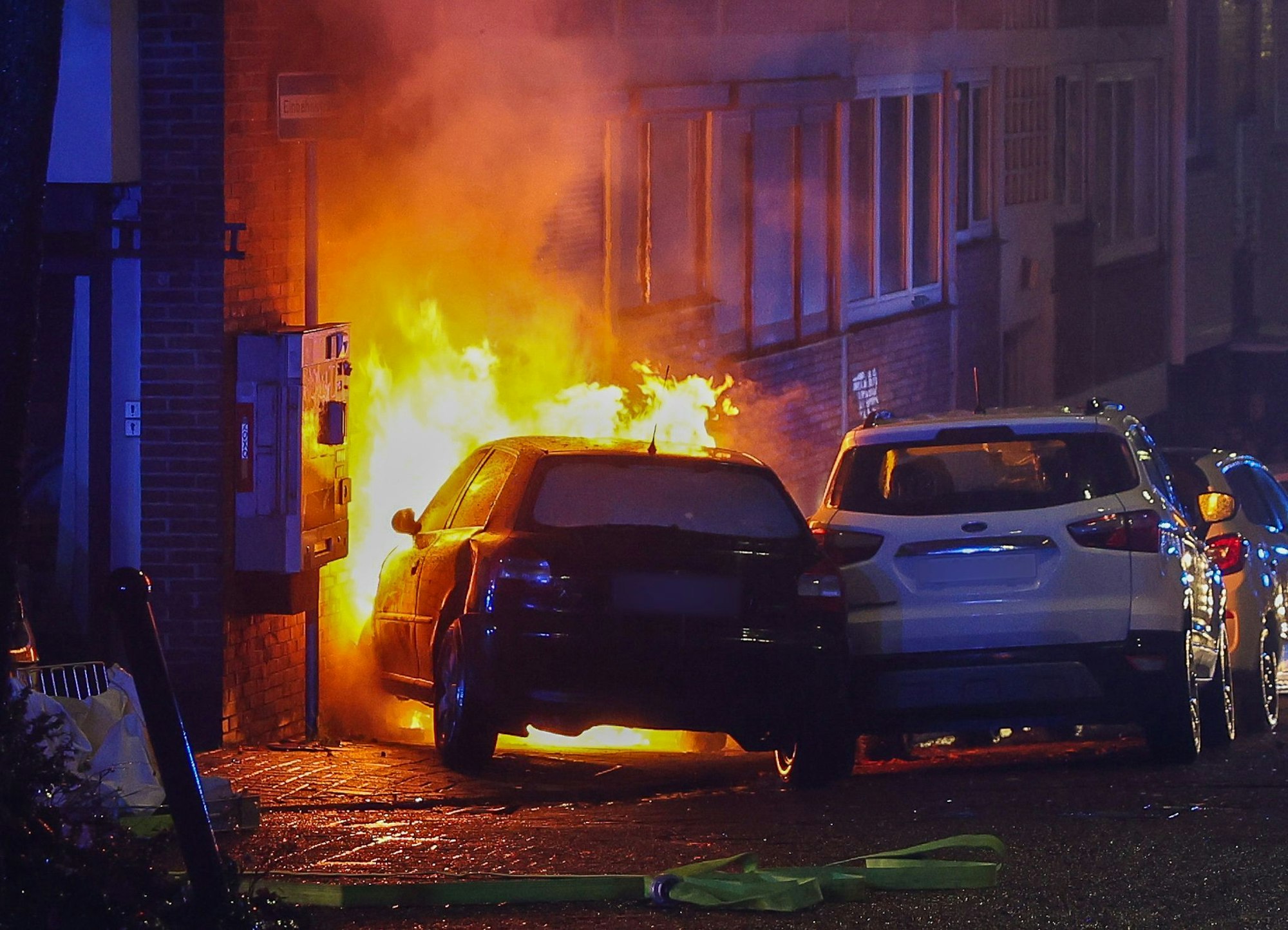 Nach einem Unfall in Wuppertal fangen ein Auto und ein Stromkasten Feuer.
