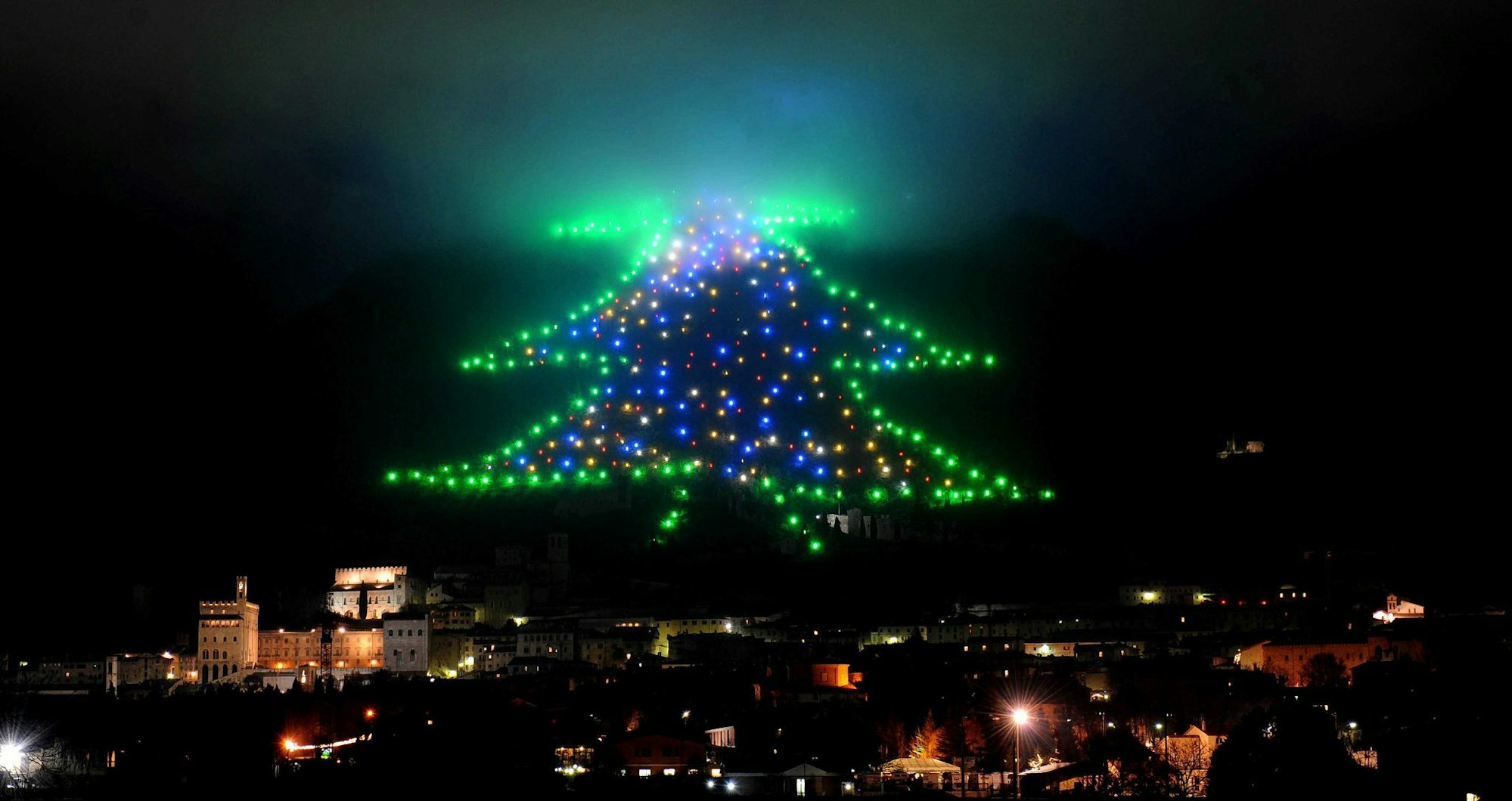 Der Baum so groß wie ein Berg: Eine 750 Meter hohe Lichtinstallation mit Hunderten Leuchtpunkten erstrahlt im Dezember 2009 am Berghang im italienischen Gubbio. (Archivbild)