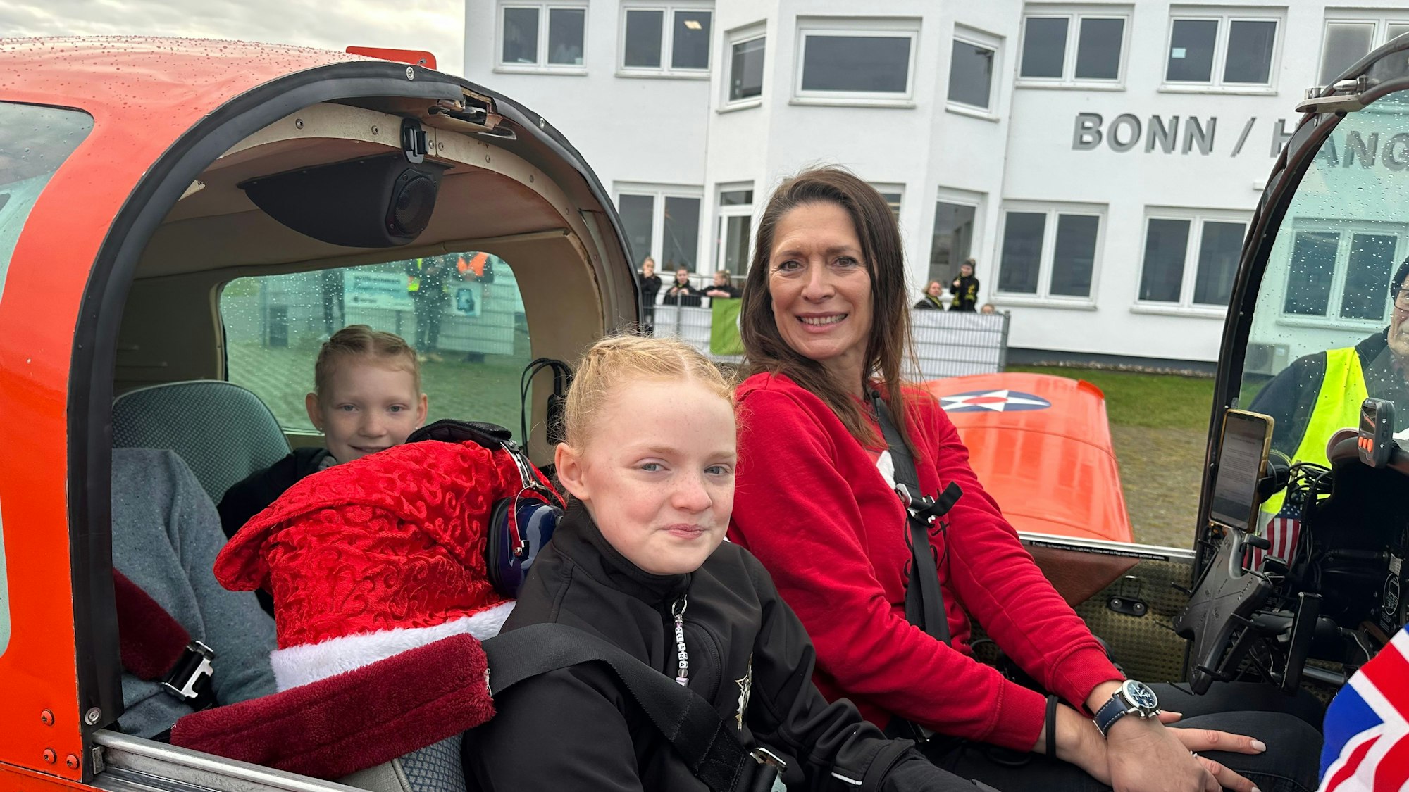 Kurz vor dem Start im Cockpit der Maschine: Clara, Sarah und Pilotin Kathrin Kaiser.