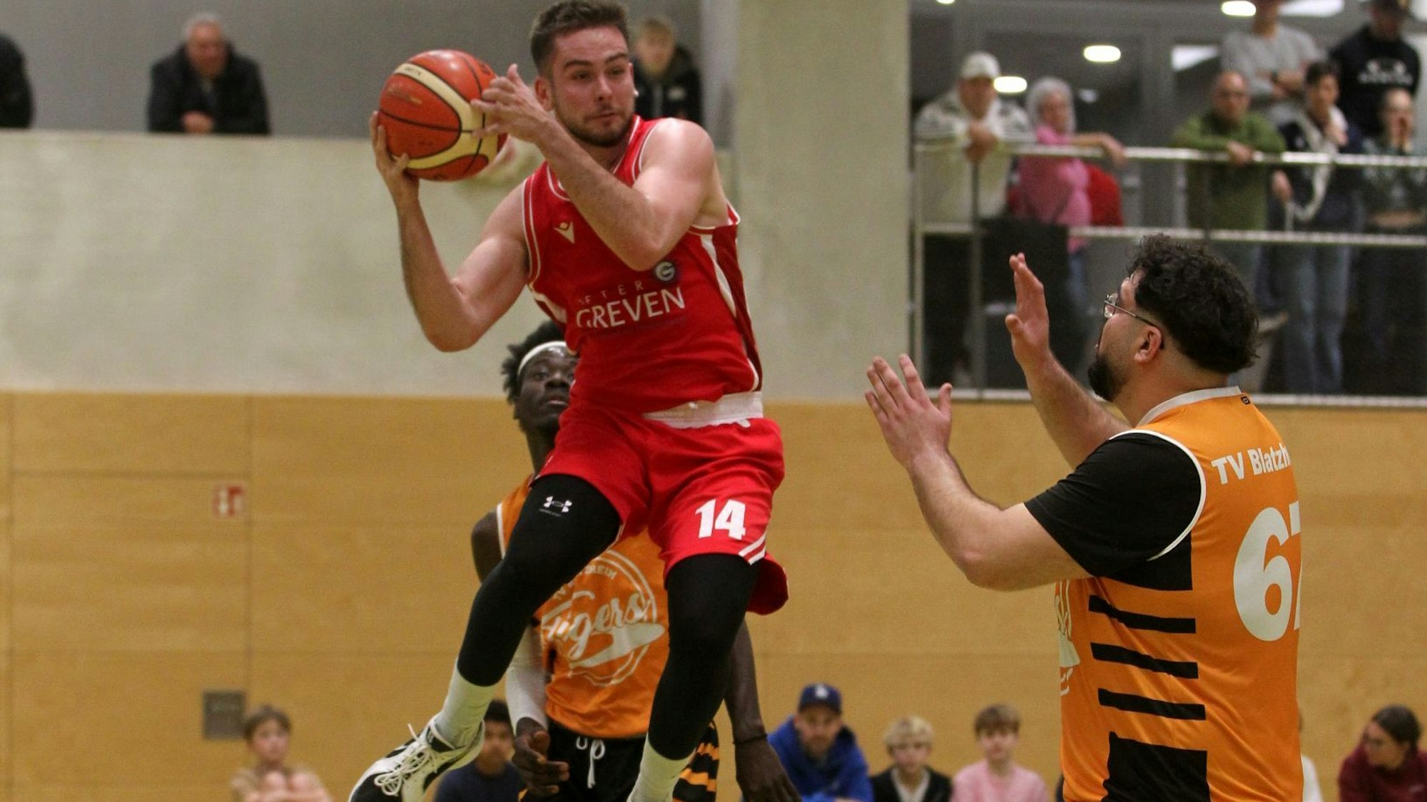 Chris Beier steigt hoch. Weder ein Gegner hinter ihm noch einer vor ihm können eingreifen.