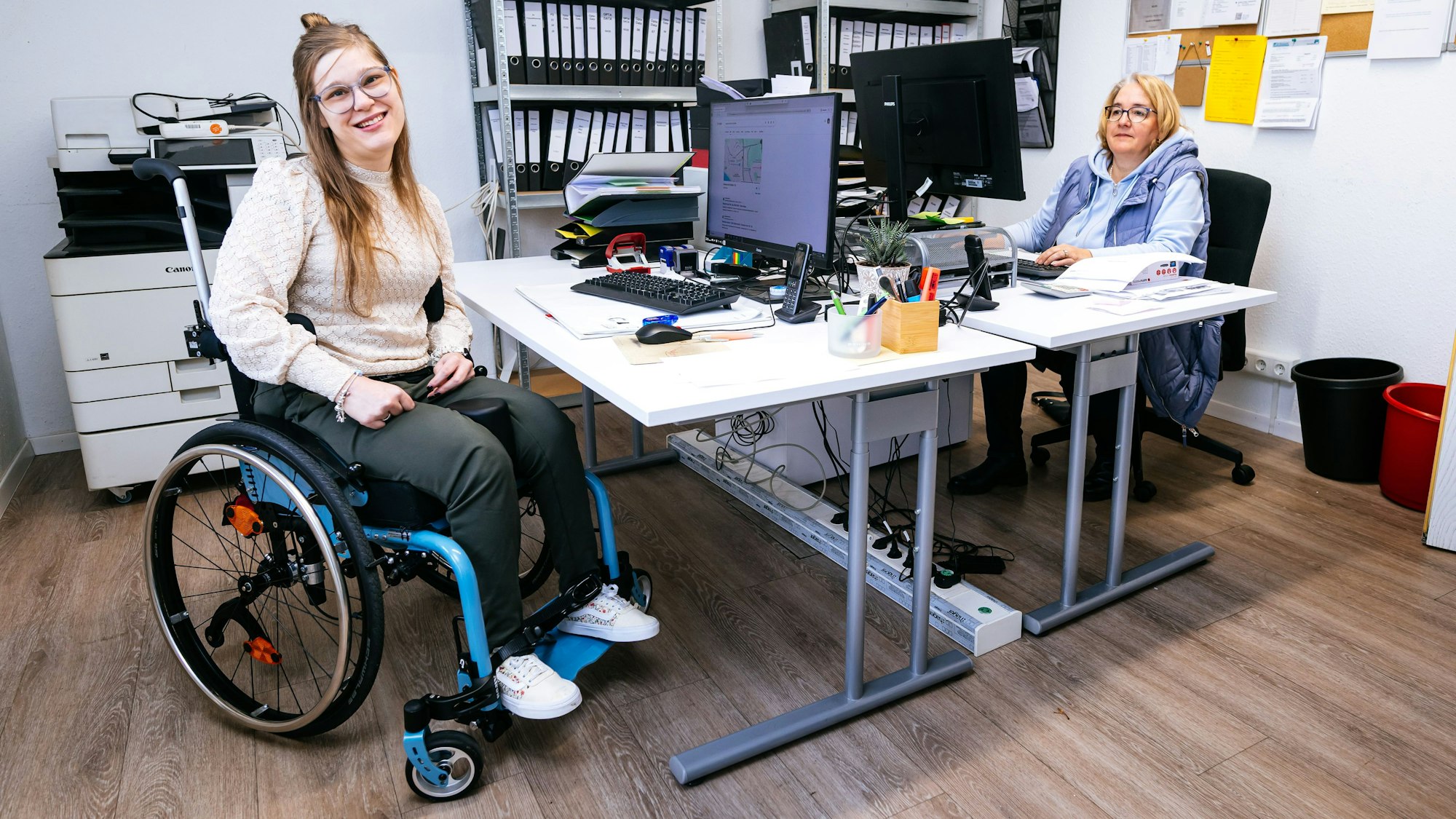 Zu sehen sind Lena Meiß und Karin Ertz.