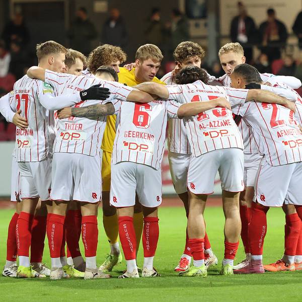Regionalliga West: SC Fortuna Koeln - Wuppertaler SV ** NUR FÜR REDAKTIONELLE ZWECKE ** EDITORIAL USE ONLY **Fussball Regionalliga West 18.Spieltag Freitag 05.12..2025 Ort: Suedstadion Koeln SC Fortuna Koeln - Wuppertaler SV Im Bild Die Mannschaft von Fortuna Koeln im Kreis vor dem Spiel Deutschland Köln Copyright: StefanxRittershaus *** Regionalliga West SC Fortuna Koeln Wuppertaler SV FOR EDITORIAL PURPOSES ONLY p Soccer Regionalliga West 18 Matchday Friday 05 12 2025 Location Suedstadion Koeln SC Fortuna Koeln Wuppertaler SV In the picture The team of Fortuna Koeln in the circle before the match Germany Cologne Copyright StefanxRittershaus Copyright: StefanxRittershaus doc83kd1nevhhicsfcoi21 ,EDITORIAL USE ONLY