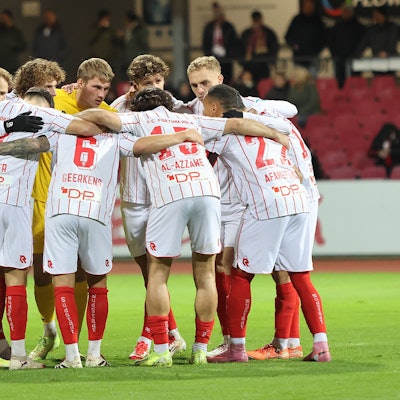 Regionalliga West: SC Fortuna Koeln - Wuppertaler SV ** NUR FÜR REDAKTIONELLE ZWECKE ** EDITORIAL USE ONLY **Fussball Regionalliga West 18.Spieltag Freitag 05.12..2025 Ort: Suedstadion Koeln SC Fortuna Koeln - Wuppertaler SV Im Bild Die Mannschaft von Fortuna Koeln im Kreis vor dem Spiel Deutschland Köln Copyright: StefanxRittershaus *** Regionalliga West SC Fortuna Koeln Wuppertaler SV FOR EDITORIAL PURPOSES ONLY p Soccer Regionalliga West 18 Matchday Friday 05 12 2025 Location Suedstadion Koeln SC Fortuna Koeln Wuppertaler SV In the picture The team of Fortuna Koeln in the circle before the match Germany Cologne Copyright StefanxRittershaus Copyright: StefanxRittershaus doc83kd1nevhhicsfcoi21 ,EDITORIAL USE ONLY