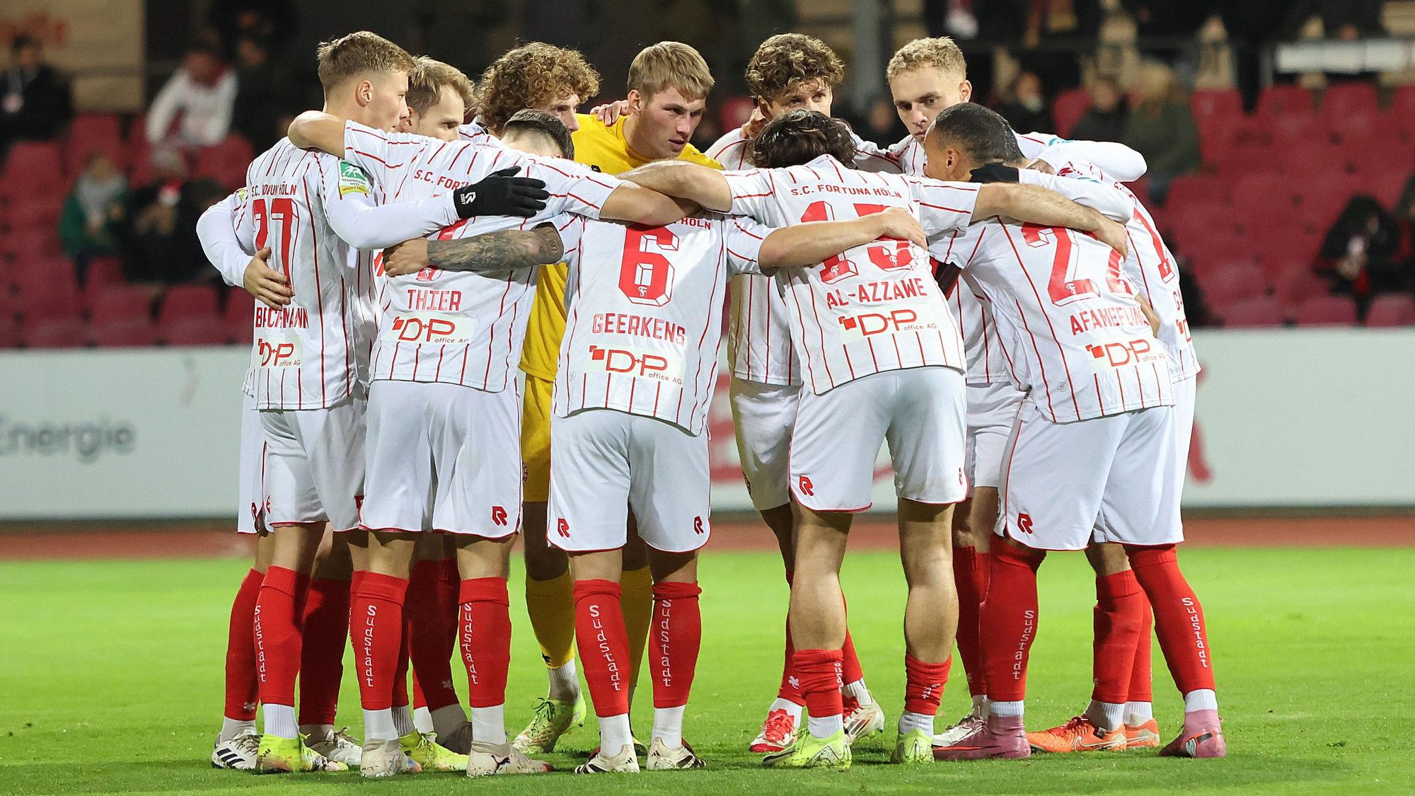 Regionalliga West: SC Fortuna Koeln - Wuppertaler SV ** NUR FÜR REDAKTIONELLE ZWECKE ** EDITORIAL USE ONLY **Fussball Regionalliga West 18.Spieltag Freitag 05.12..2025 Ort: Suedstadion Koeln SC Fortuna Koeln - Wuppertaler SV Im Bild Die Mannschaft von Fortuna Koeln im Kreis vor dem Spiel Deutschland Köln Copyright: StefanxRittershaus *** Regionalliga West SC Fortuna Koeln Wuppertaler SV FOR EDITORIAL PURPOSES ONLY p Soccer Regionalliga West 18 Matchday Friday 05 12 2025 Location Suedstadion Koeln SC Fortuna Koeln Wuppertaler SV In the picture The team of Fortuna Koeln in the circle before the match Germany Cologne Copyright StefanxRittershaus Copyright: StefanxRittershaus doc83kd1nevhhicsfcoi21 ,EDITORIAL USE ONLY