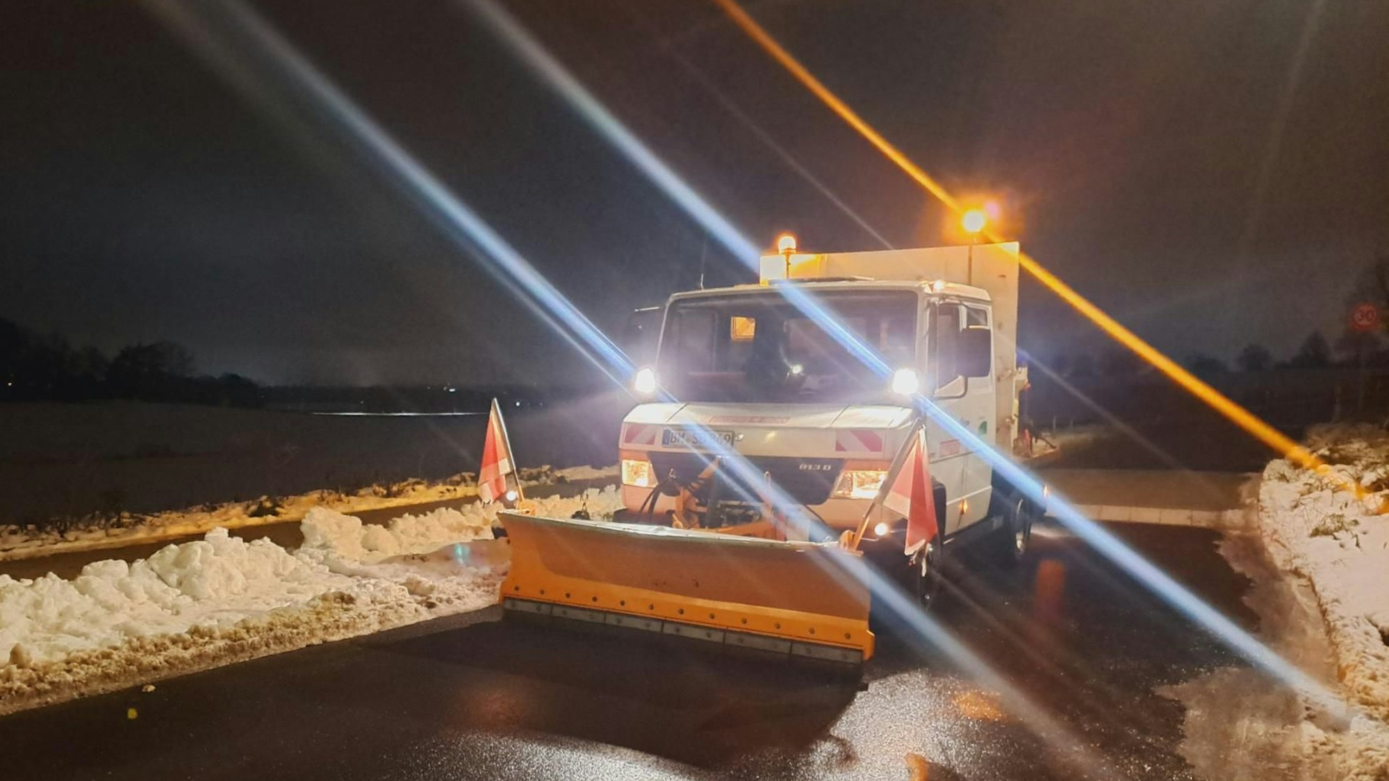 Das Bild zeigt einen Räumwagen der Stadtbetriebe Frechen auf einer Straße mit Schnee.