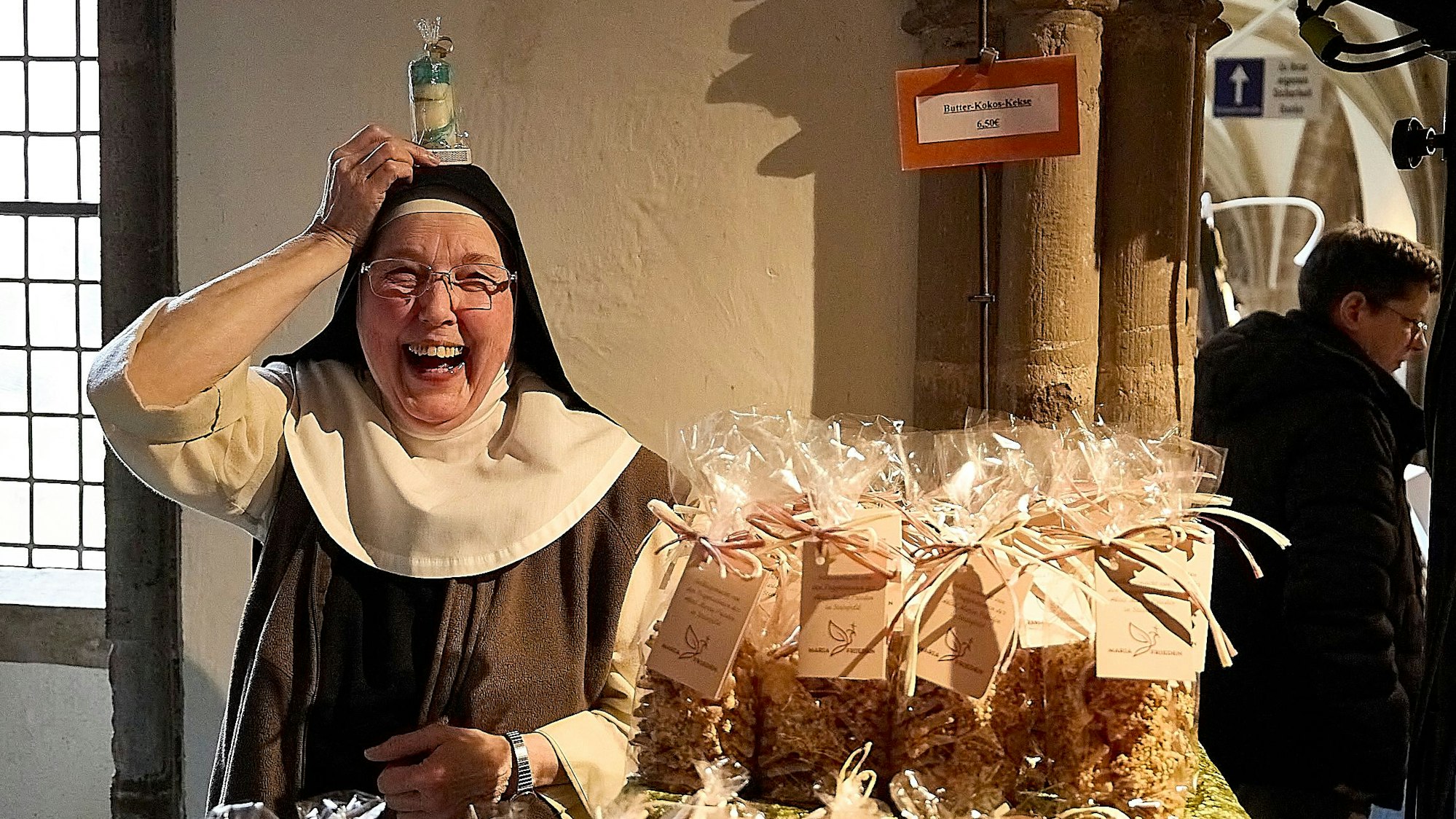 „Schreiben Sie, Schwester wartet auf Erleuchtung“ – Schwester Erika von den Trappistinnen in Steinfeld bietet gut gelaunt die Waren des Klosters an.