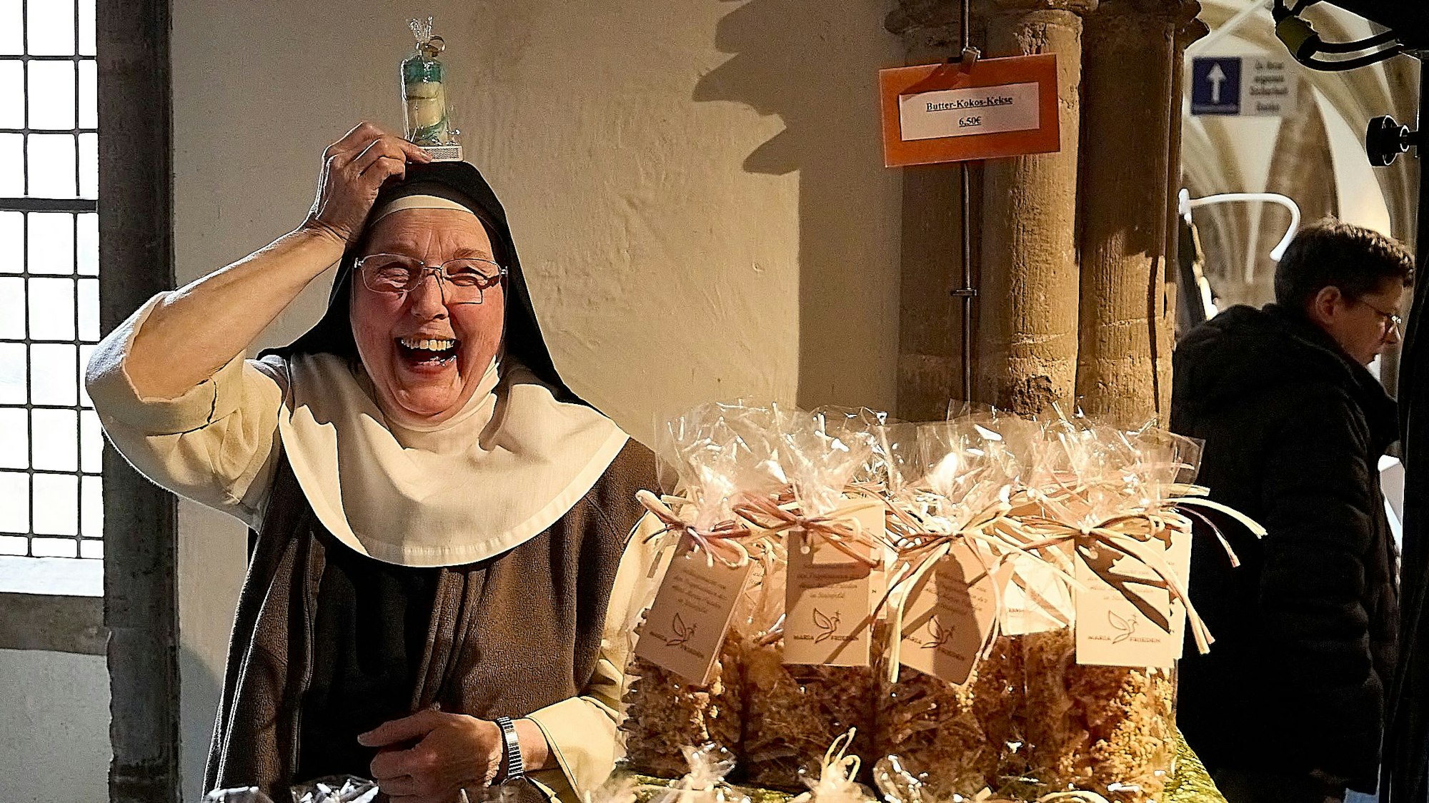 „Schreiben Sie, Schwester wartet auf Erleuchtung“ – Schwester Erika von den Trappistinnen in Steinfeld bietet gut gelaunt die Waren des Klosters an.