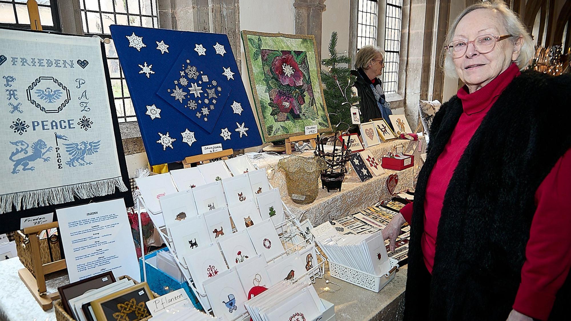 Ute Kühn steht an ihrem Stand mit kunstvollen Stückereien.