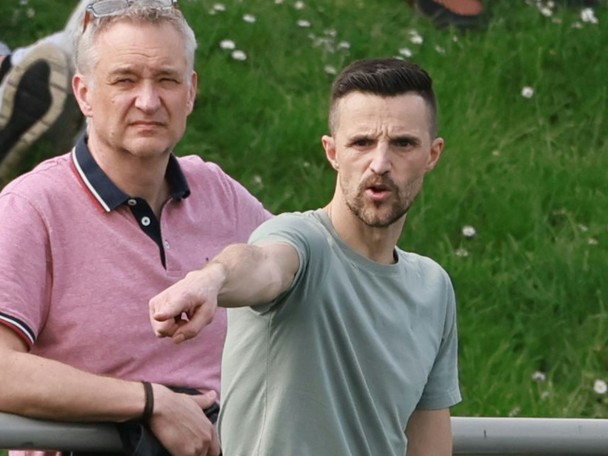 Das Bild zeigt einen Trainer, der mit Zeigefinger den Weg weist.