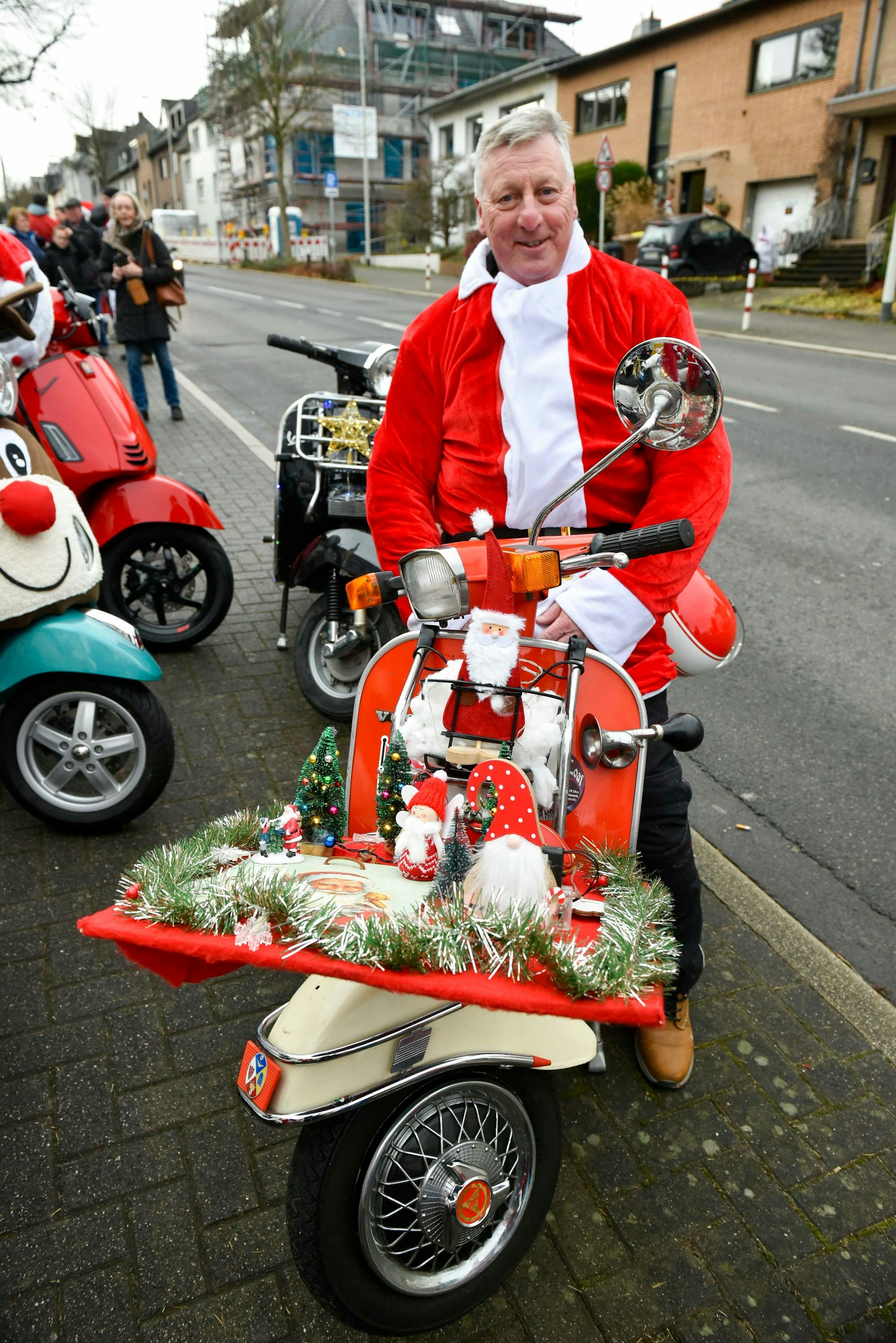 Auf dem Gepäckständer seiner 50 Spezial aus dem Jahr 1982 fand Hansi Engels Platz für ein ausgiebiges Weihnachtstilleben.