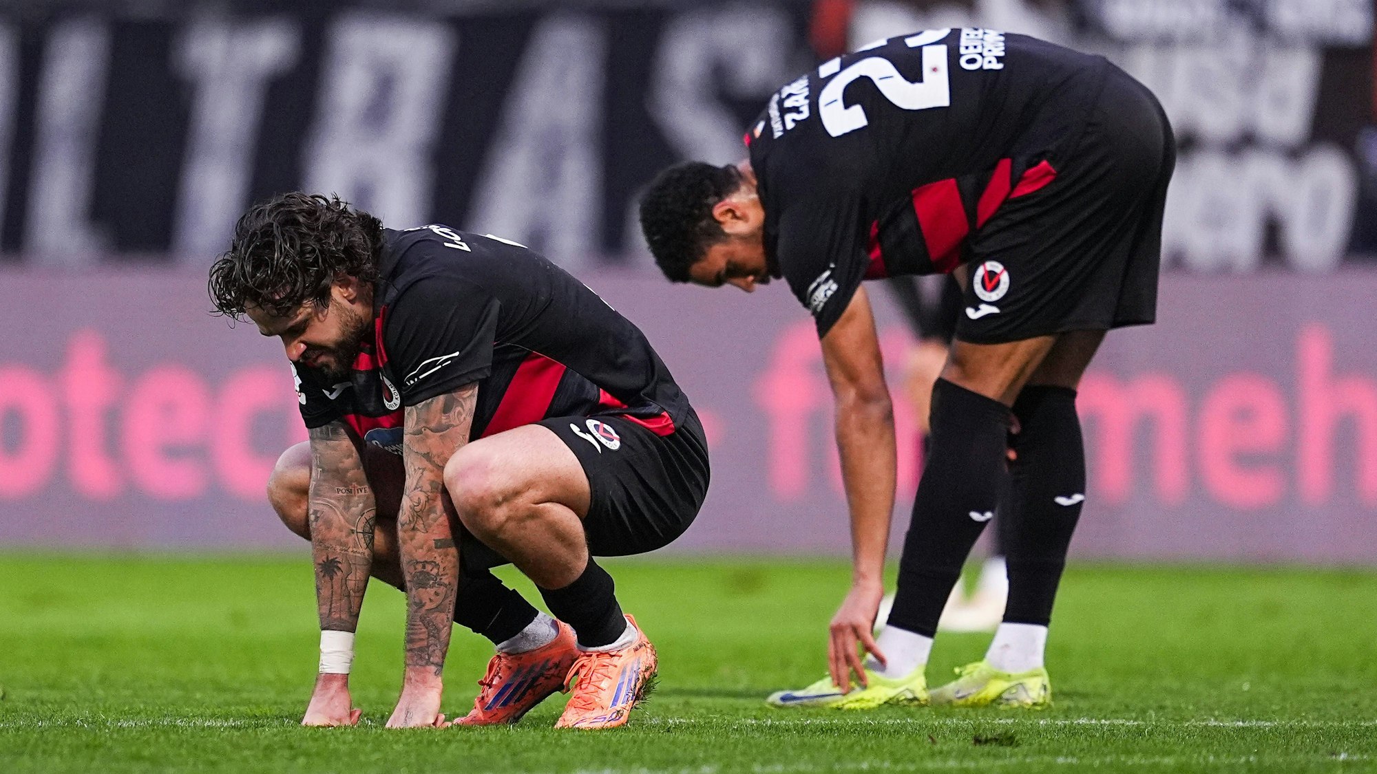 06.12.2025, xydrx, Fußball, 3.Liga, FC Viktoria Köln - SSV Ulm 1846, Saison 2025 2026, Sportpark Höhenberg: Lex-Tyger Lobinger FC Viktoria Köln 9 und Benjamin Zank FC Viktoria Köln 23 enttäuscht nach der 1:0 Niederlage DFB regulations prohibit any use of photographs as image sequences and or quasi-video. Photo: xYannisxDreimannxPressefotoKochx Nordrhein-Westfahlen Deutschland *** 06 12 2025, xydrx, Fußball, 3 Liga, FC Viktoria Köln SSV Ulm 1846, Saison 2025 2026, Sportpark Höhenberg Lex Tyger Lobinger FC Viktoria Köln 9 und Benjamin Zank FC Viktoria Köln 23 enttäuscht nach der 1 0 Niederlage DFB regulations prohibit any use of photographs as image sequences and or quasi video Photo xYannisxDreimannxPressefotoKochx Nordrhein Westfahlen Germany