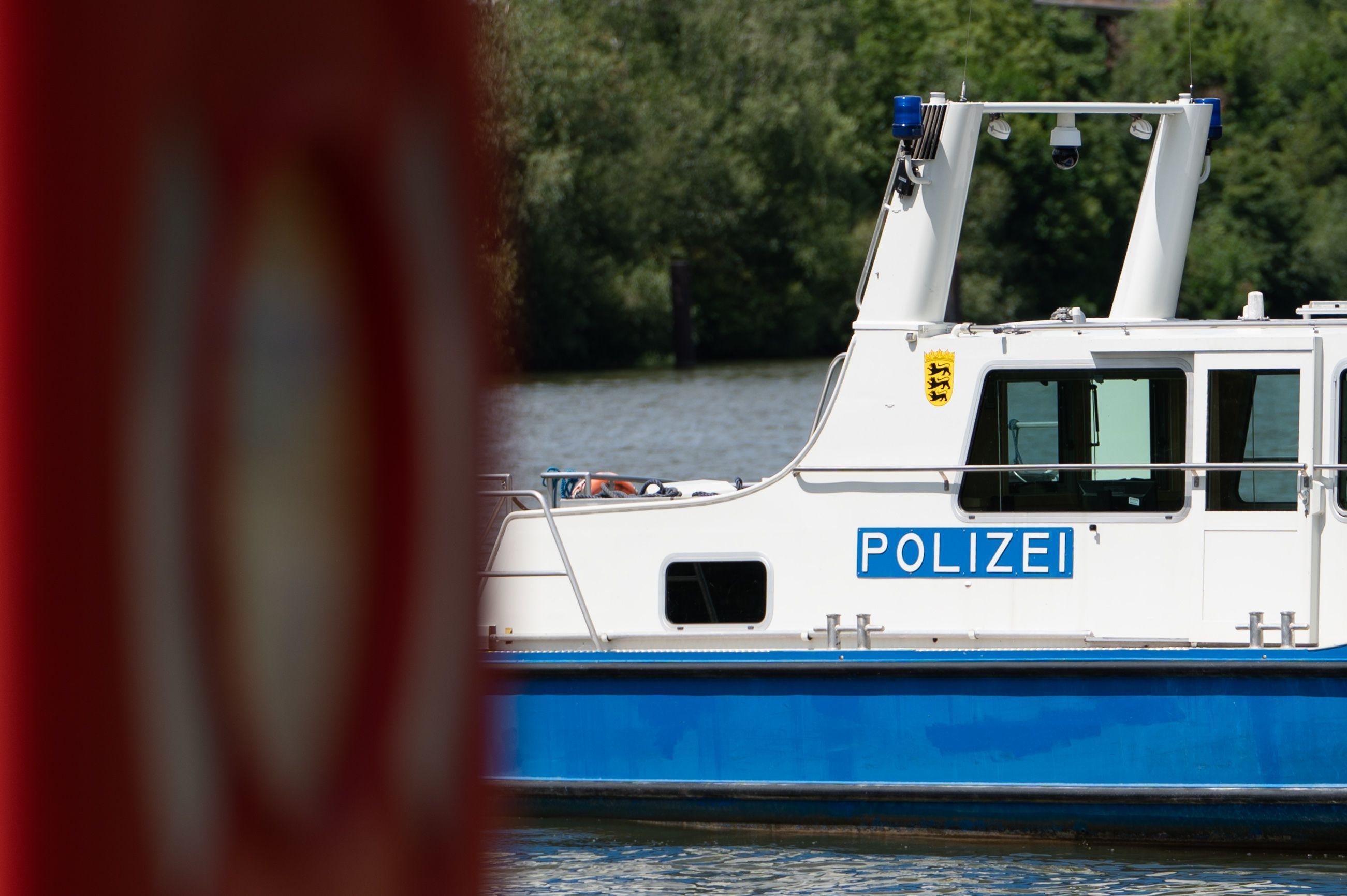 Ein Boot der Wasserschutzpolizei auf dem Rhein. (Symbolfoto)