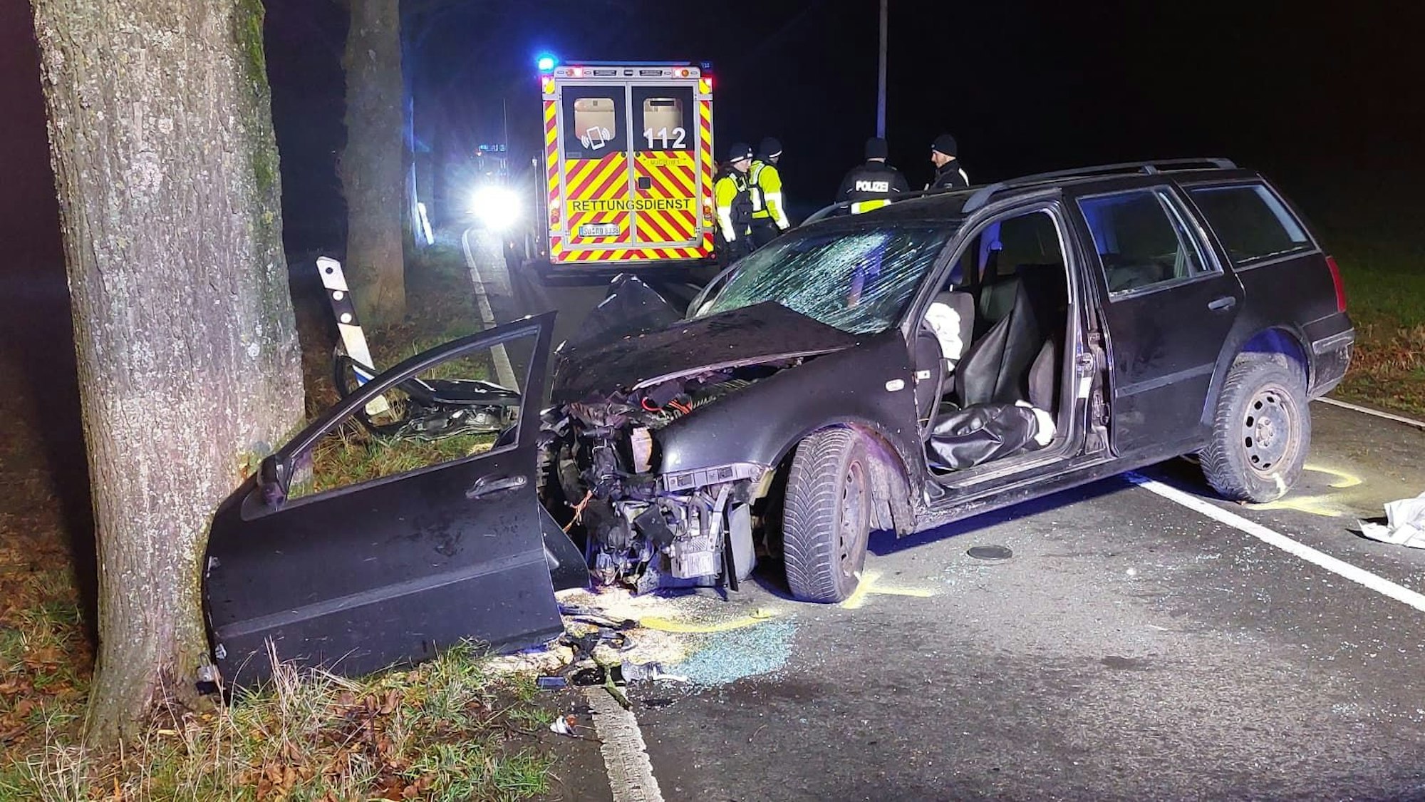 Ein schwer beschädigtes Auto steht an einem Baum zwischen Overath-Marialinden und Much.