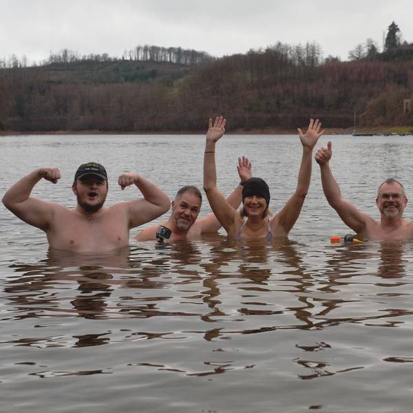 Ein Bad im Wasser der Aggertalsperre bei Gummersbach-Bredenbruch beendet jeden Trainingstag nach der Méthode Naturelle. Trainer der waghalsigen Gruppe ist Sven Schuh aus Reichshof (Zweiter von links).