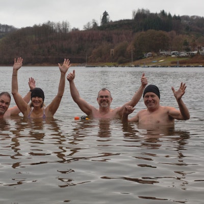 Ein Bad im Wasser der Aggertalsperre bei Gummersbach-Bredenbruch beendet jeden Trainingstag nach der Méthode Naturelle. Trainer der waghalsigen Gruppe ist Sven Schuh aus Reichshof (Zweiter von links).