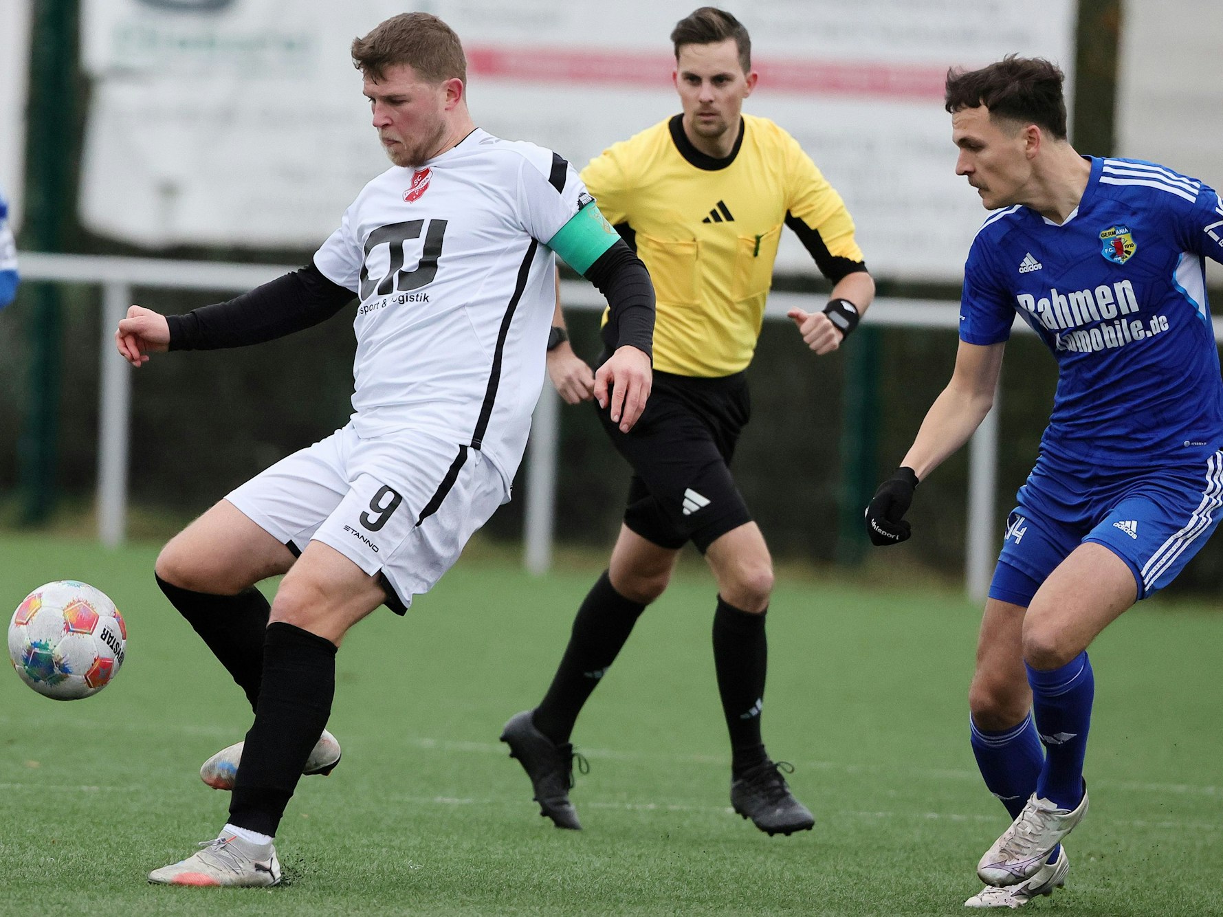 Das Foto zeigt Lukas Kremer vom SC Fliesteden, der den Ball gekonnt vor seinem Gegenspieler abschirmt.