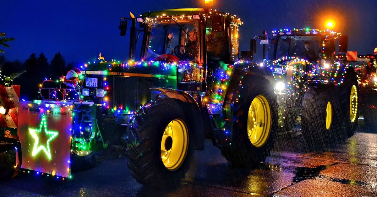 Demonstration: Farmers vent their frustration in a torchlight procession ...
