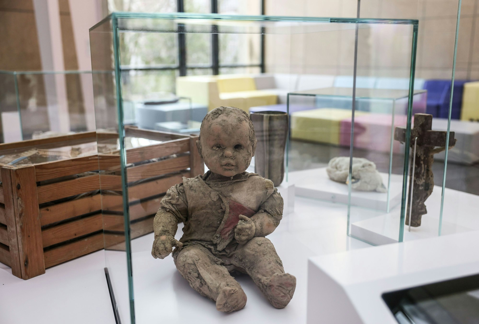 Eine verdreckte Puppe von der Flutkatastrophe im Ahrtal