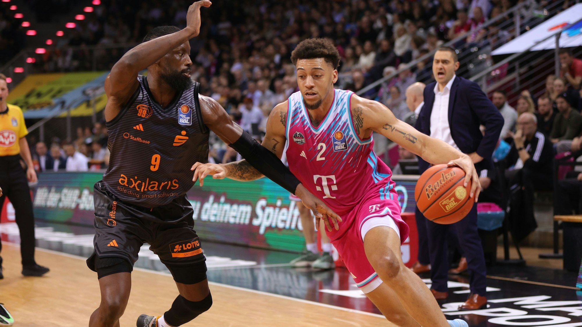Heimspiel gegen Frankfurt Englische Woche für die BasketsBonns Topscorer Alijah Comithier (rechts) sucht gegen den Chemnitzer John Newman III den Weg zum Korb.