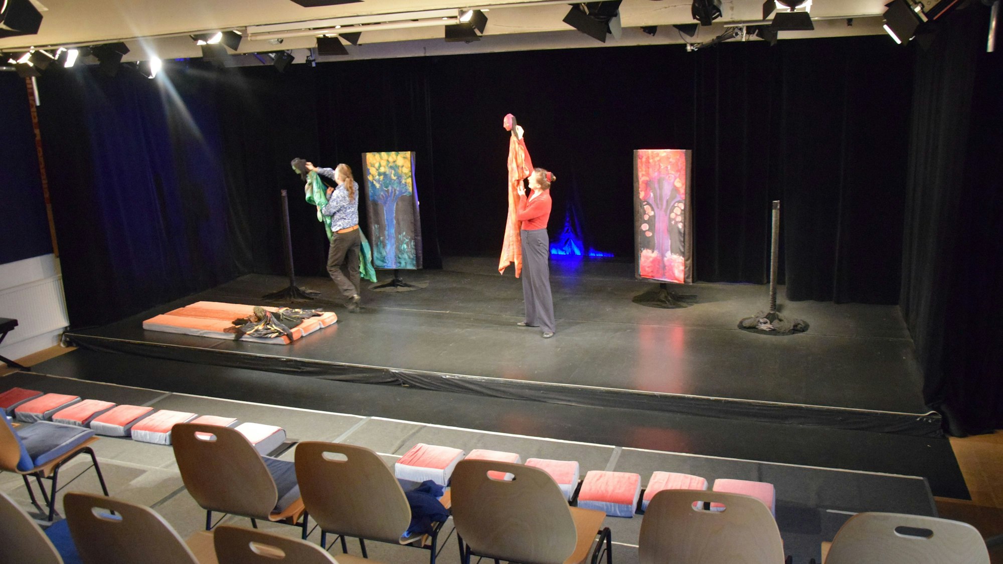 Eine Theaterbühne und der Zuschauerraum sind zu sehen.