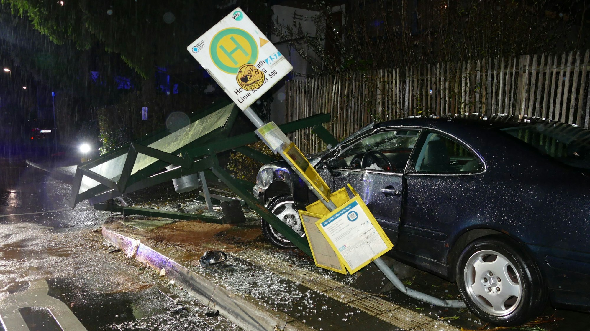 Der Mercedes zerstörte die Bushaltestelle.