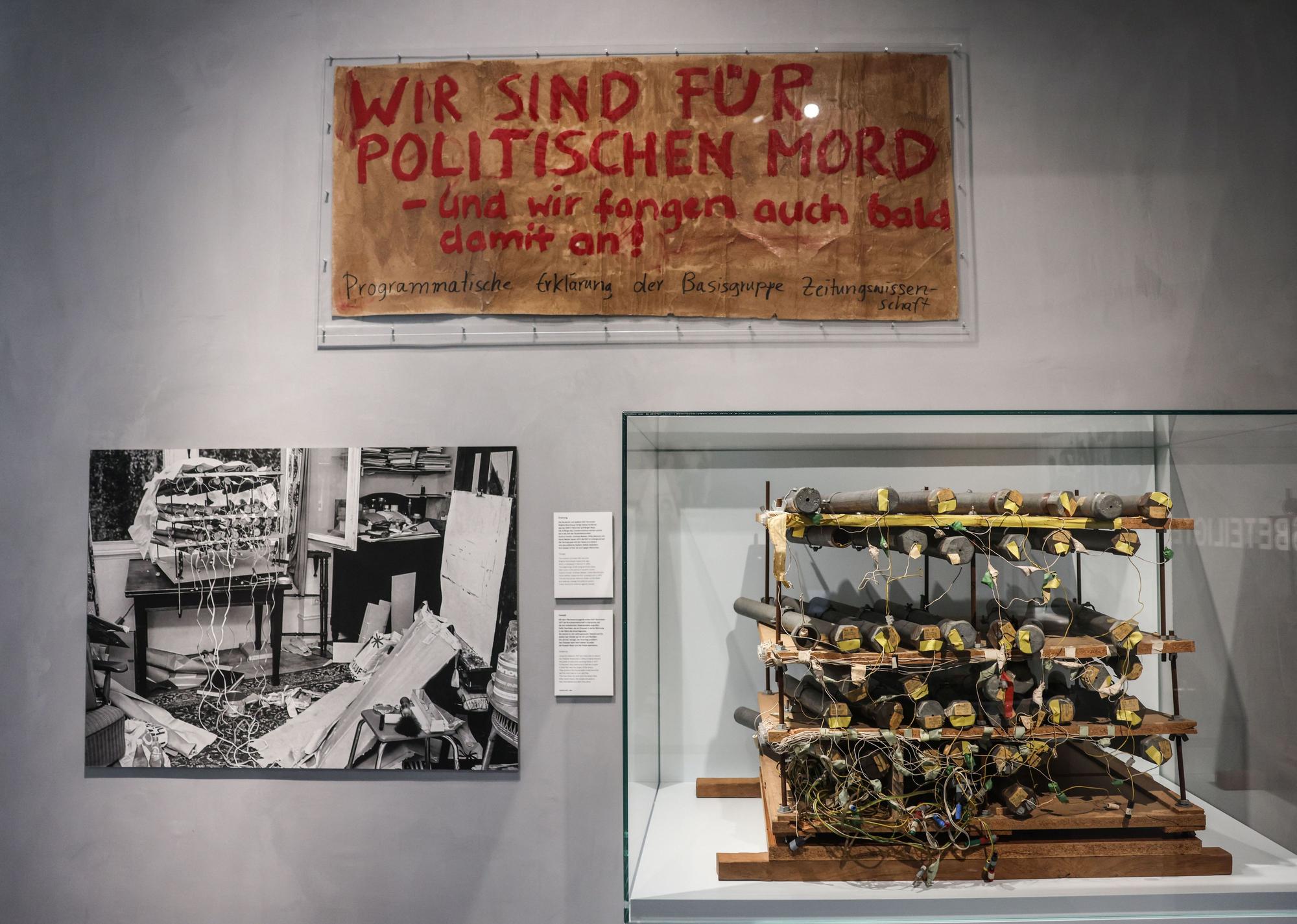 Die Stalinorgel und ein politisches Plakat der RAF (Rote Armee Fraktion) sind im Haus der Geschichte zu sehen.