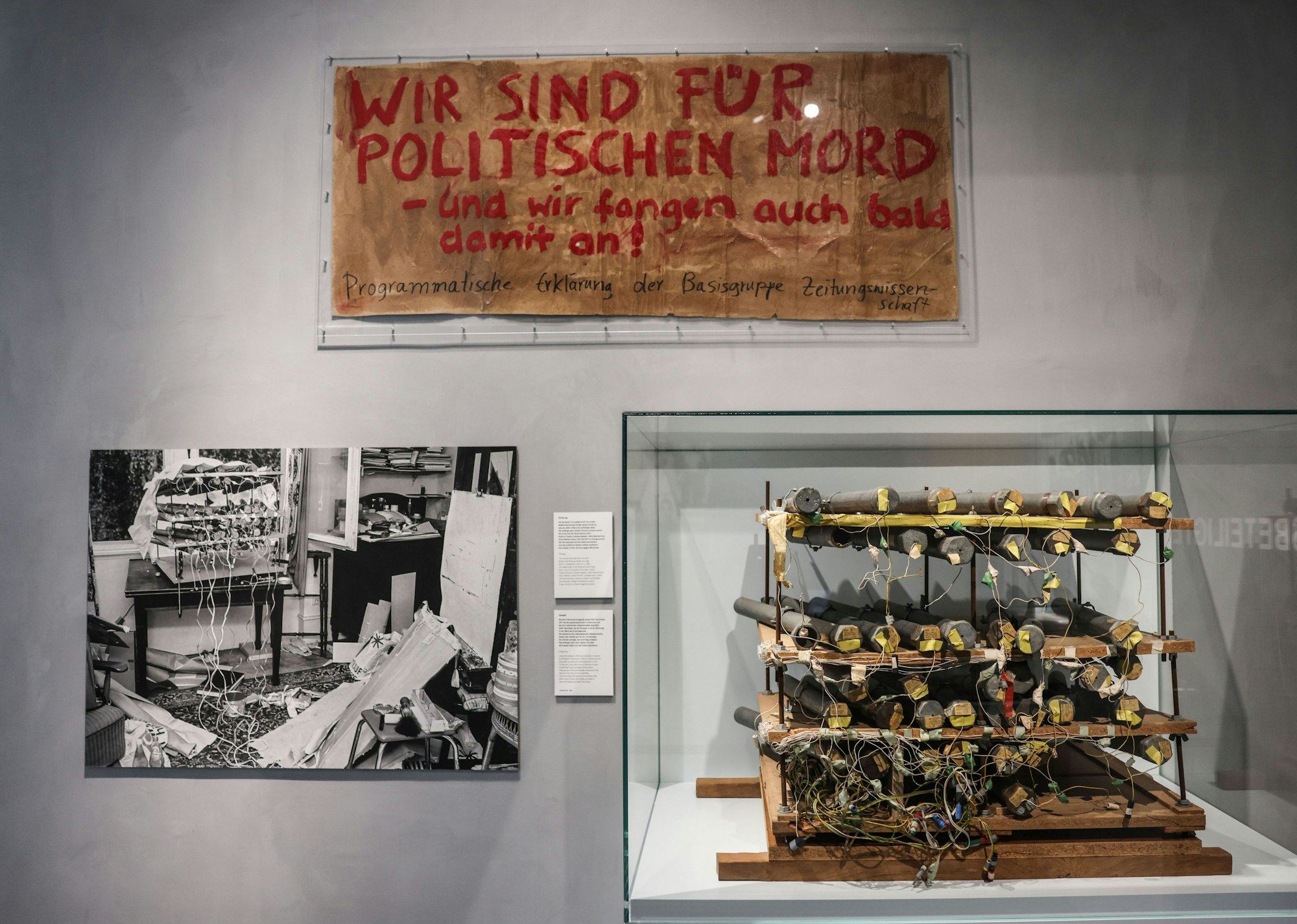 Die Stalinorgel und ein politisches Plakat der RAF (Rote Armee Fraktion) sind im Haus der Geschichte zu sehen.