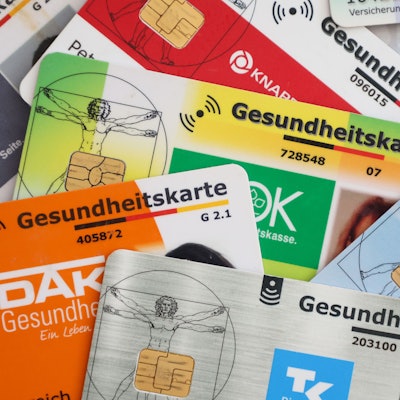 Eine Auswahl an Gesundheitskarten gesetzlicher Krankenkassen in Deutschland.