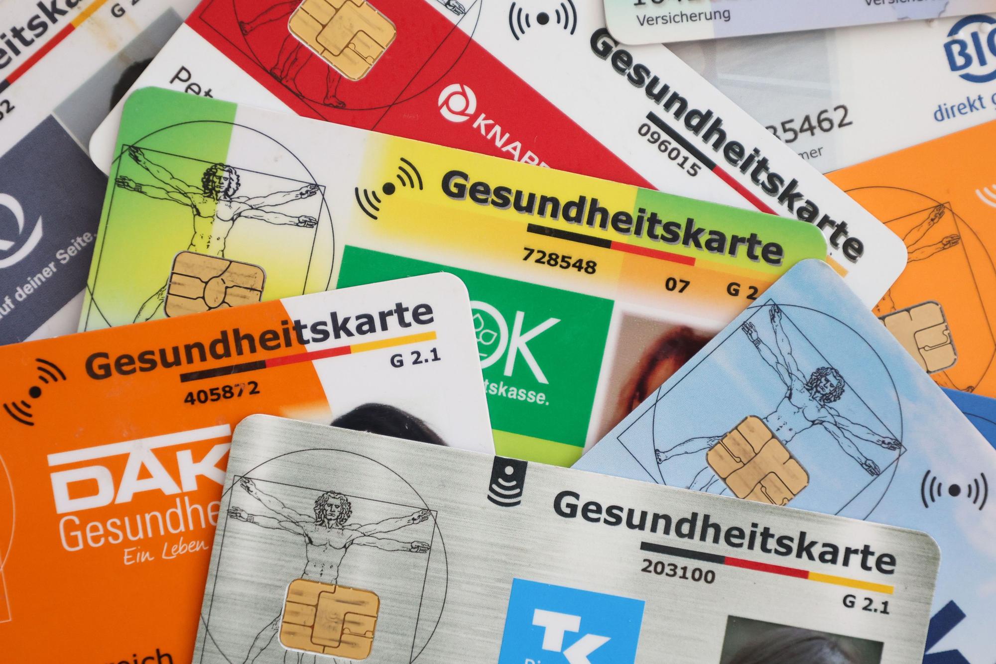 HANDOUT - 02.10.2025, Berlin: Eine Auswahl an Gesundheitskarten gesetzlicher Krankenkassen in Deutschland. Die elektronische Gesundheitskarte (eGK) dient als Versicherungsnachweis beim Arztbesuch und enthält persönliche Versichertendaten. (zu dpa: «Chef der Techniker Krankenkasse rechnet mit steigenden Beiträgen») Foto: ---/GKV-Spitzenverband/dpa +++ dpa-Bildfunk +++