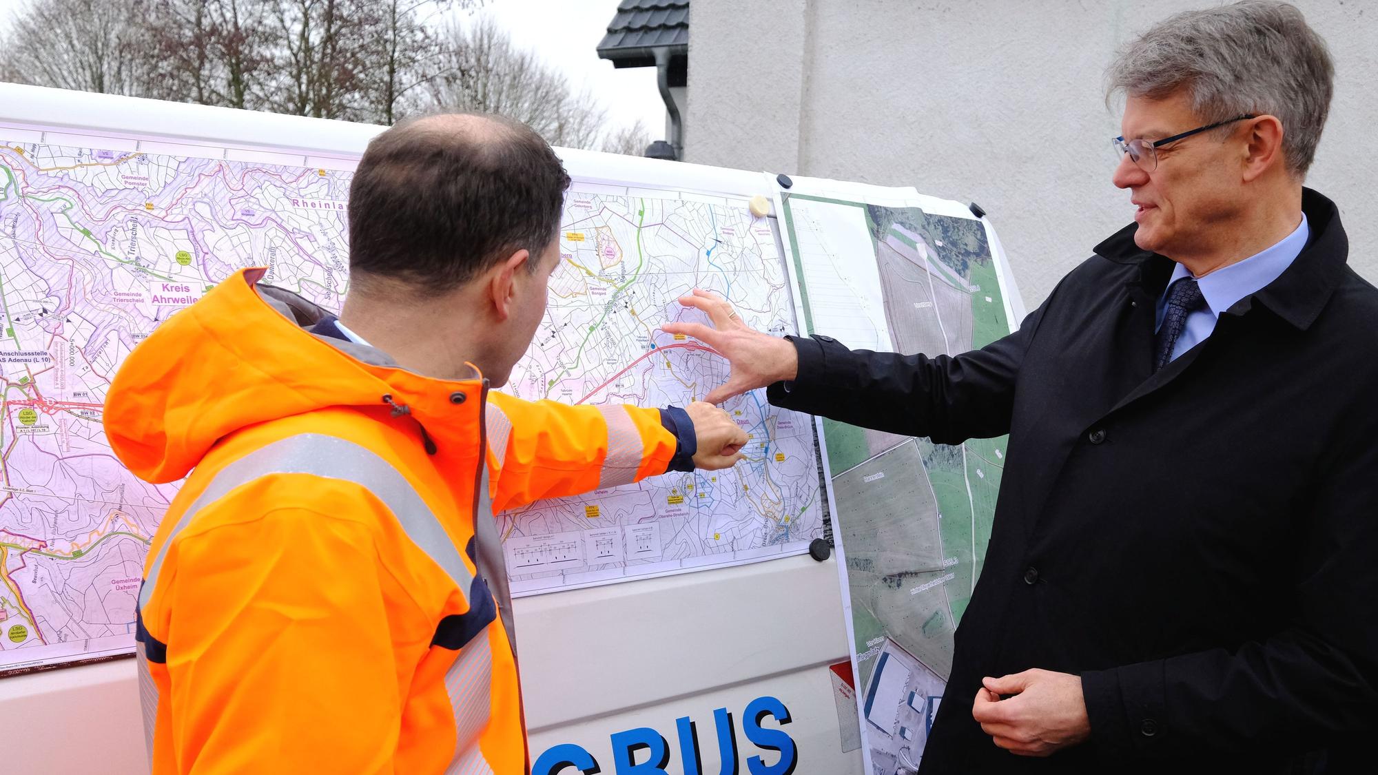 Bundesverkehrsminister Patrick Schnieder (r.) und Michael Güntner (l), Vorsitzender der Geschäftsführung Autobahn GmbH des Bundes, an einer Planungskarte für den A1-Lückenschluss in Dreis-Brück.