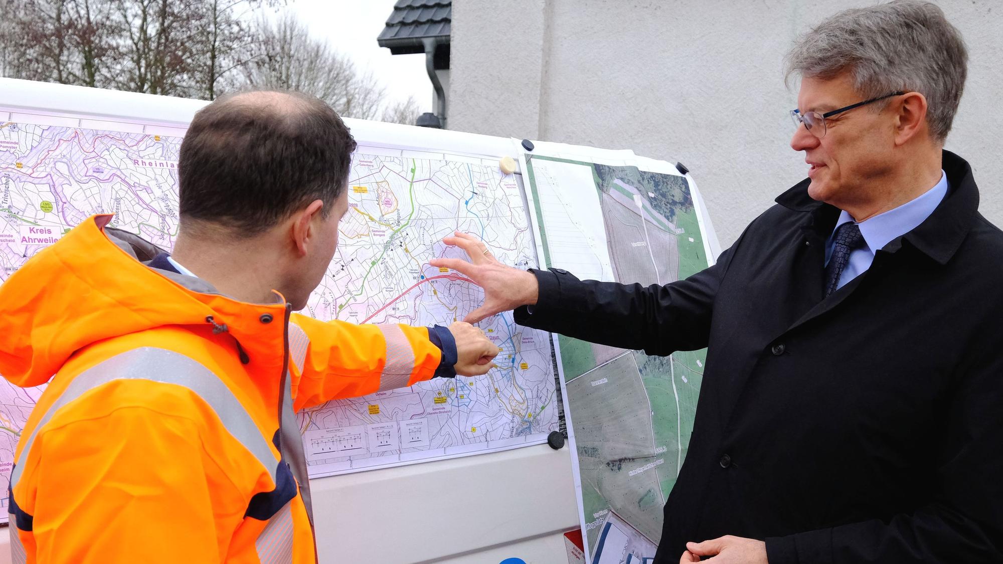 Bundesverkehrsminister Patrick Schnieder (r.) und Michael Güntner (l), Vorsitzender der Geschäftsführung Autobahn GmbH des Bundes, an einer Planungskarte für den A1-Lückenschluss in Dreis-Brück