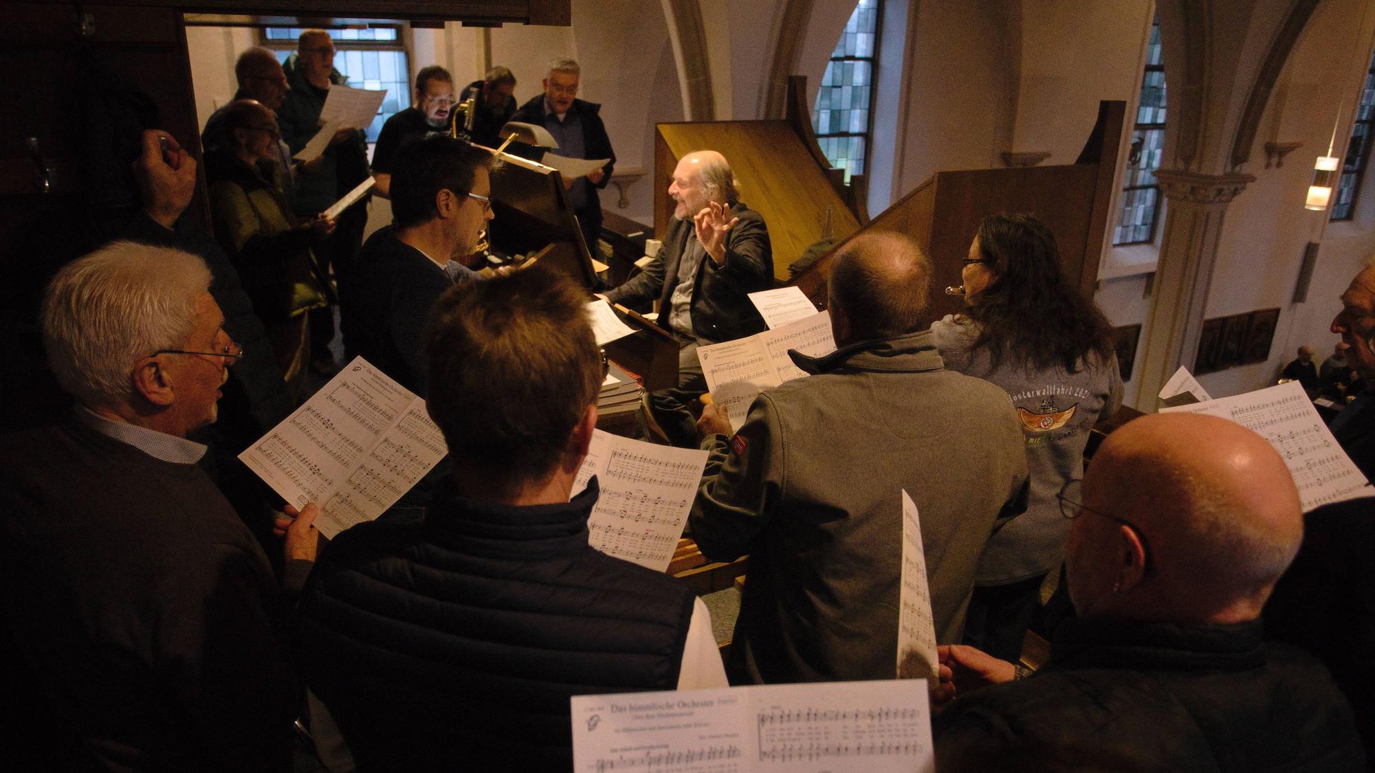 Konzentriert: Der Kirchenchor St. Cäcilia und der Musikverein Linde waren in St. Joseph zu hören.