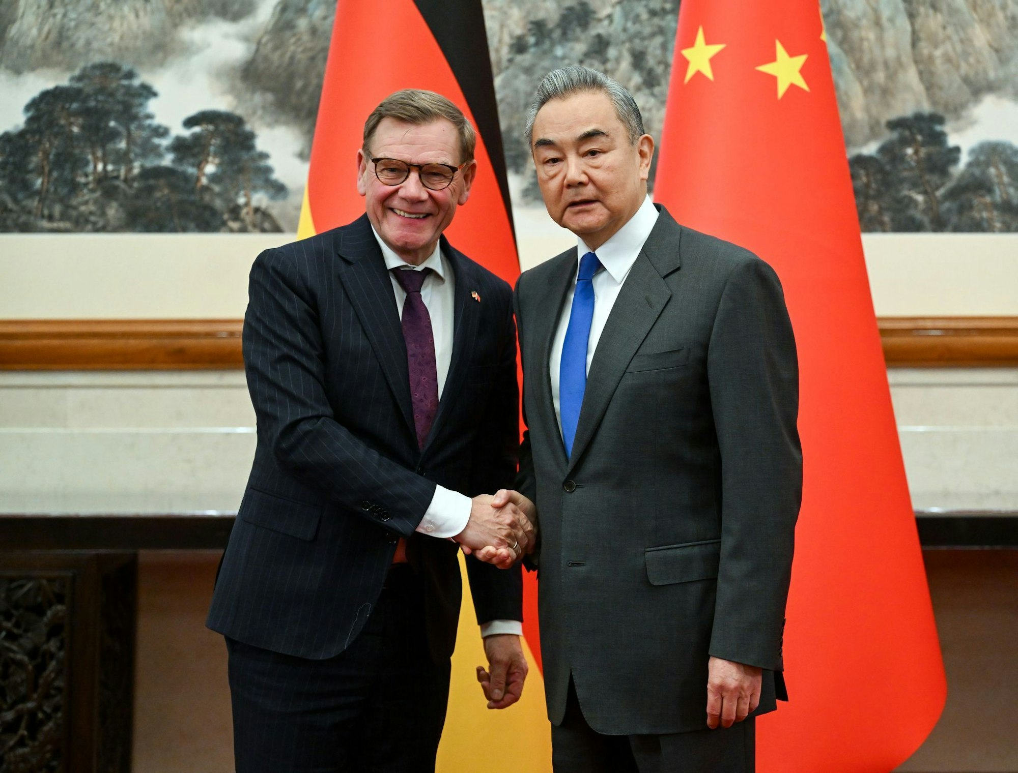 Beim Treffen von Außenminister Johann Wadephul (l., CDU) mit seinem chinesischen Kollegen Wang Yi geht es auch um Handelsbarrieren und den russischen Angriffskrieg auf die Ukraine.