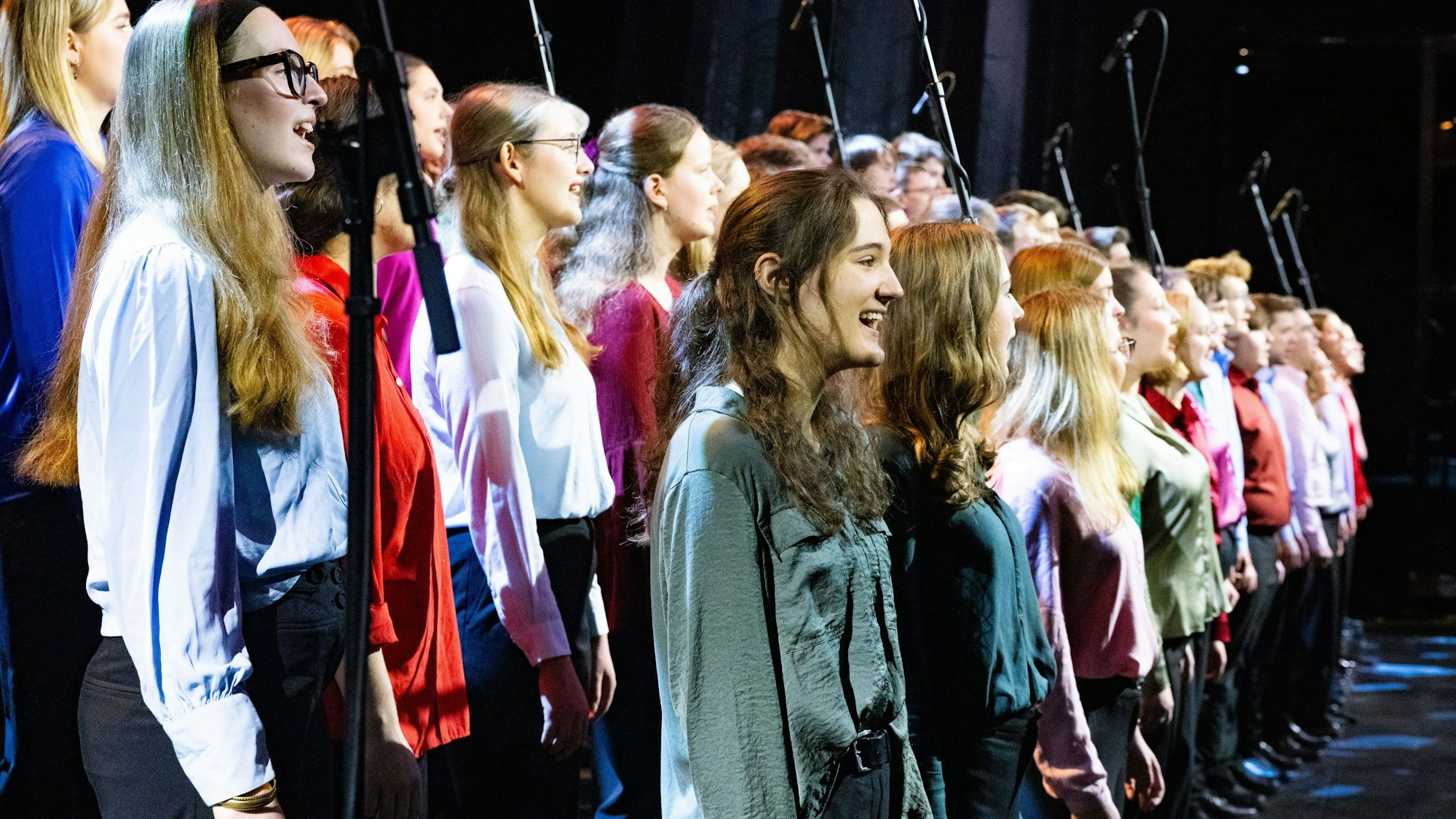 Freude, die ansteckt: der Jugendchor St. Stephan beim Weihnachtskonzert in der Kölner Oper.