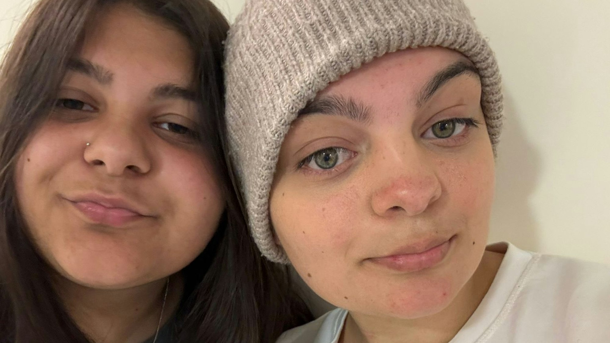 Jasmin Vela (r.) gilt dank ihrer 16-jährigen Schwester als geheilt. Nun versucht die Kölnerin, wieder in die Normalität zurückzufinden.
