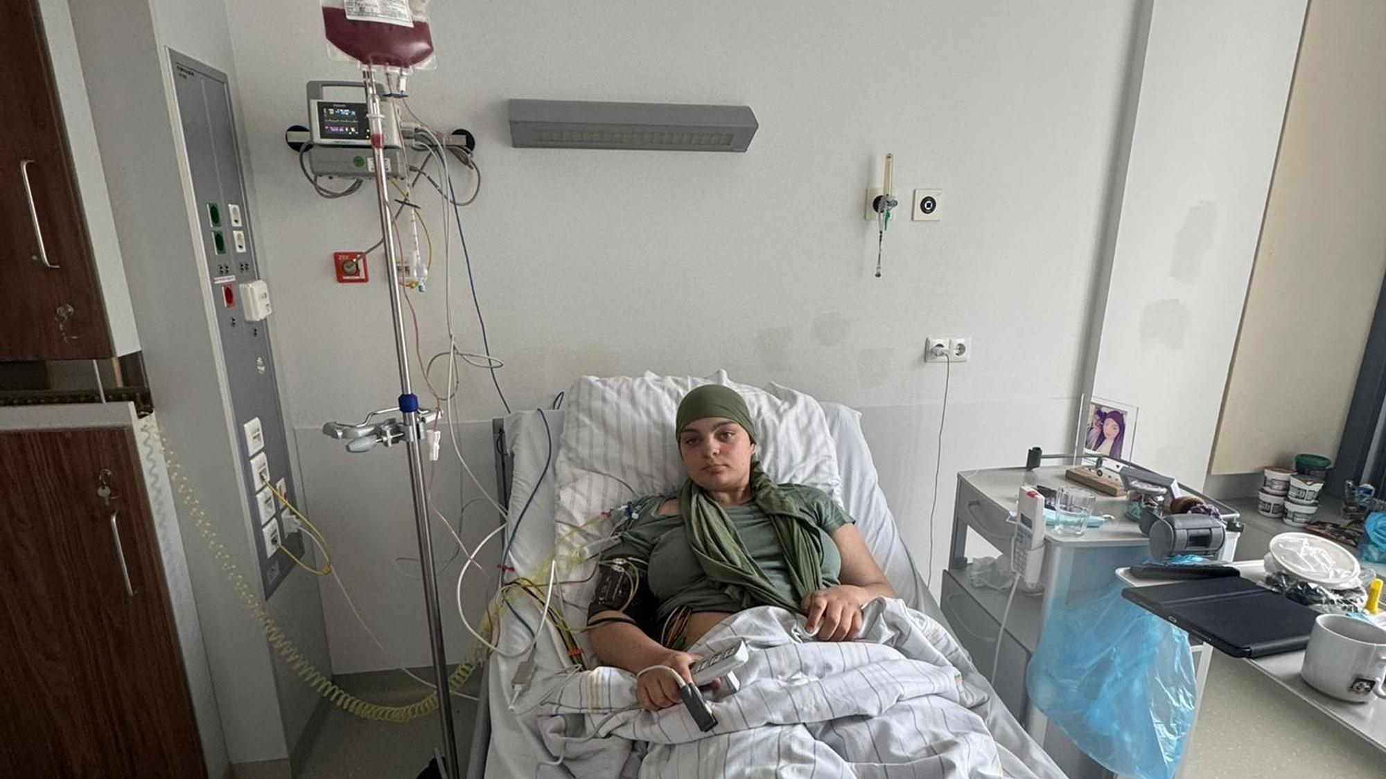 Jasmin Vela während der Infusion, in der die Stammzellen ihrer Schwester enthalten sind.